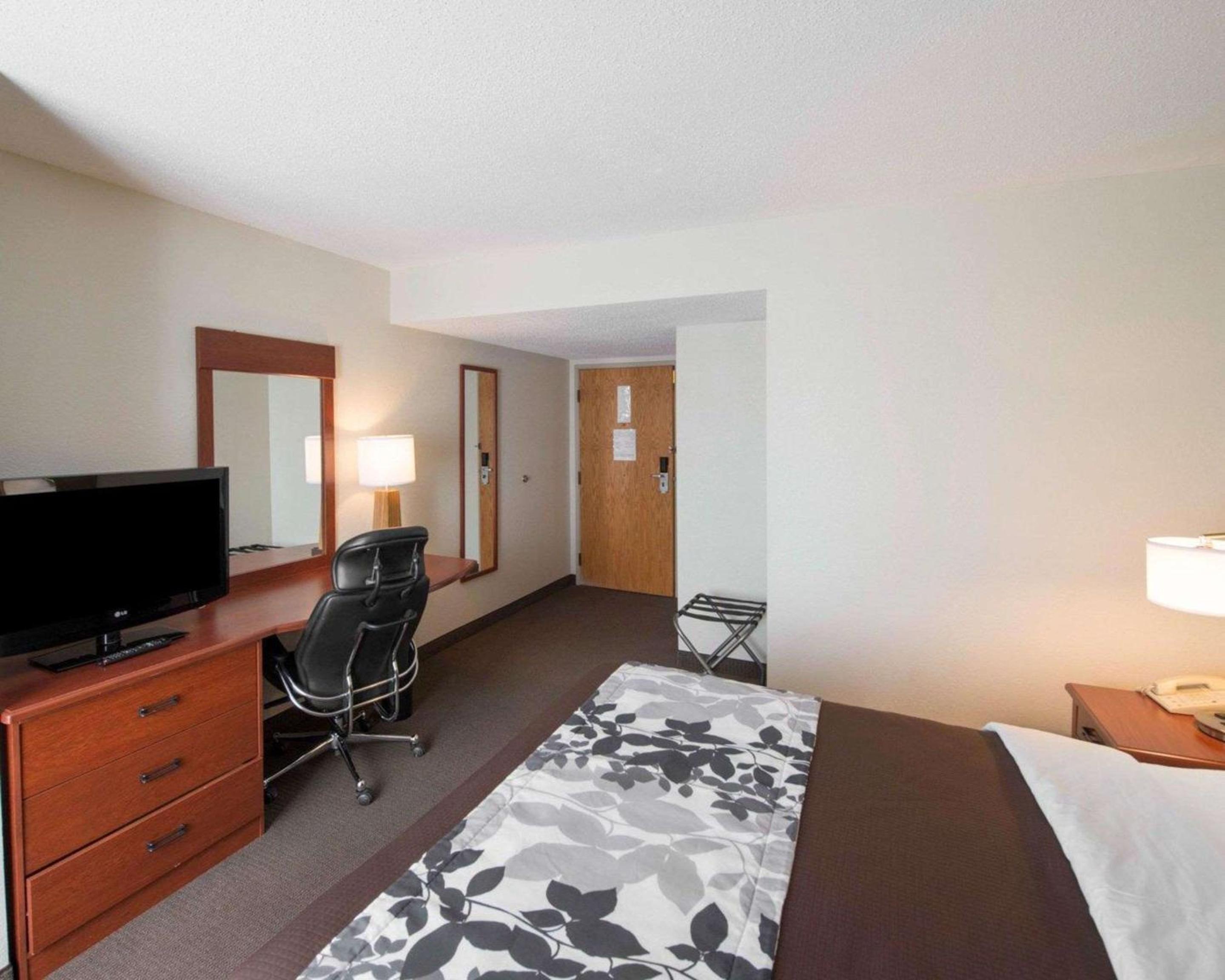 King Room - Non-Smoking - Photo 3