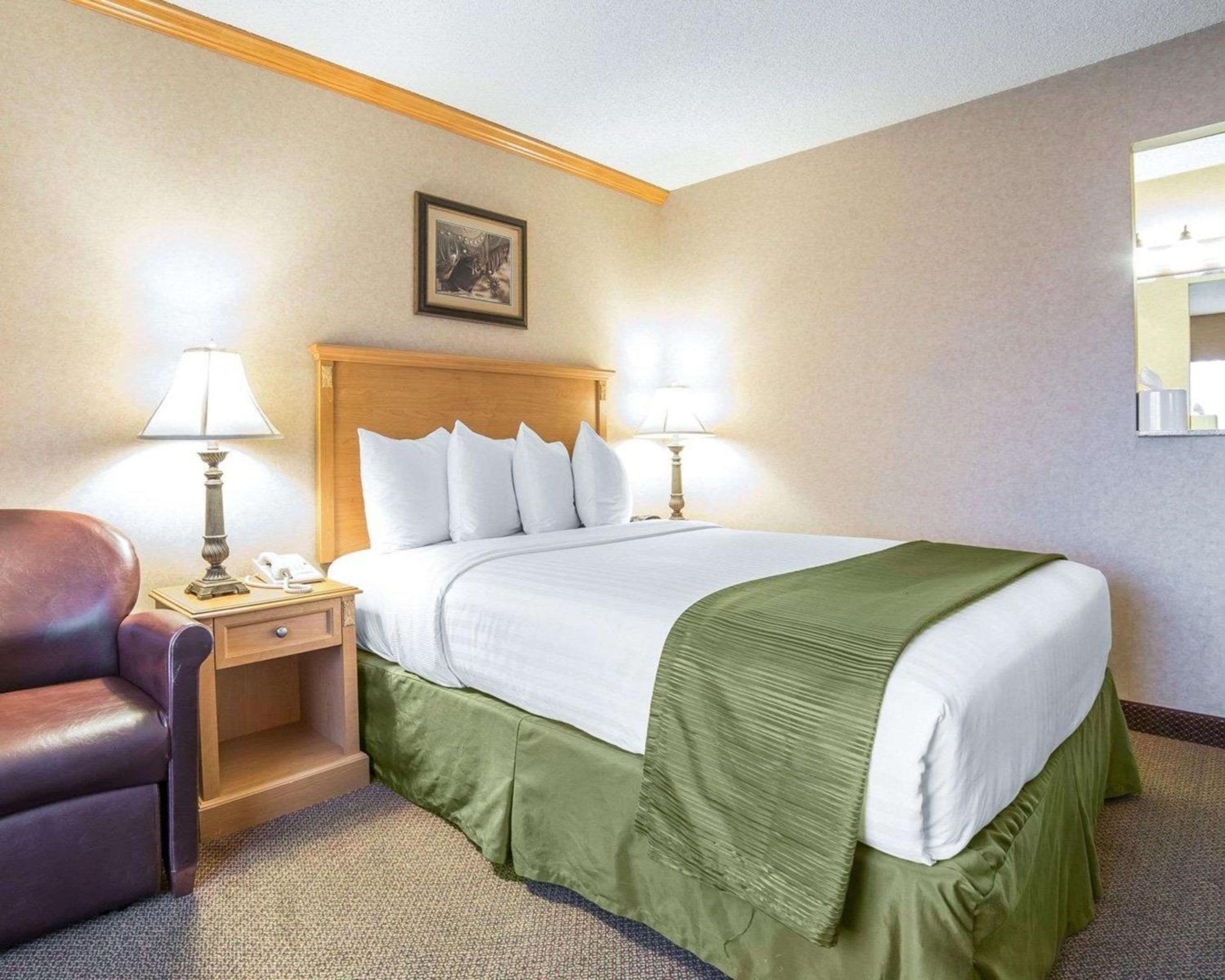 Queen Room - Non-Smoking - Photo 3