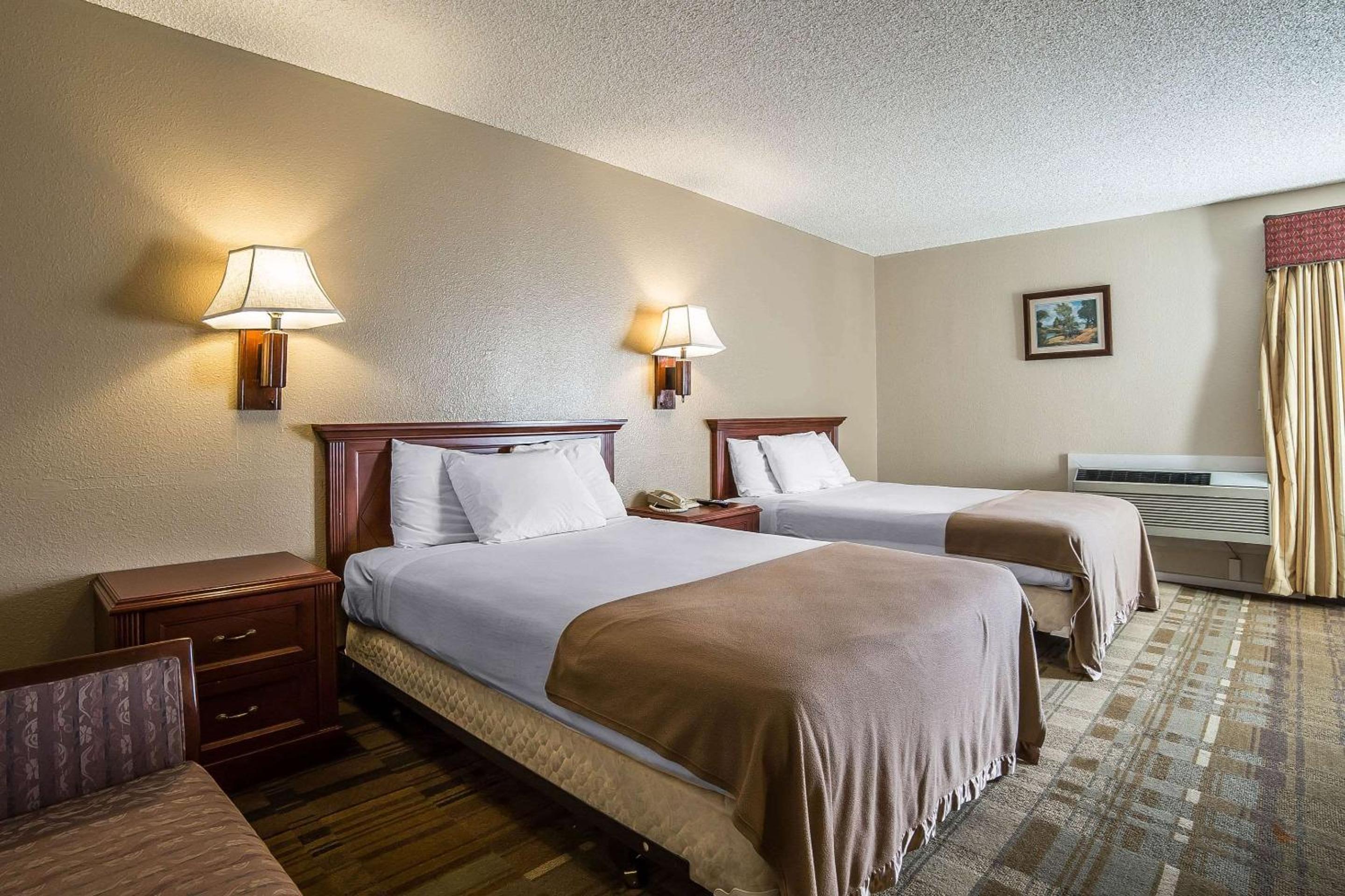 Queen Room with Two Queen Beds - Non-Smoking photo 1