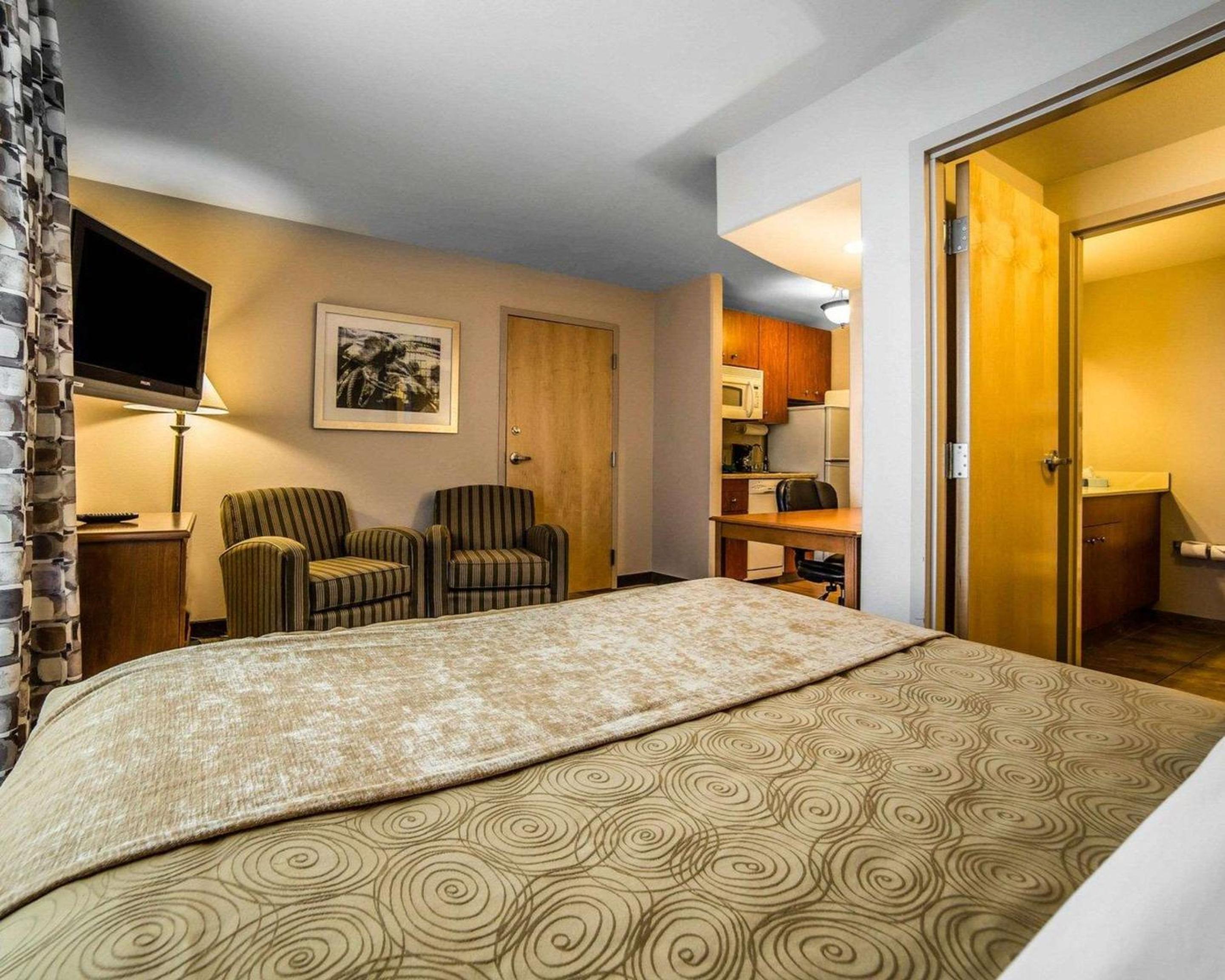 Queen Room - Non-Smoking - Photo 1
