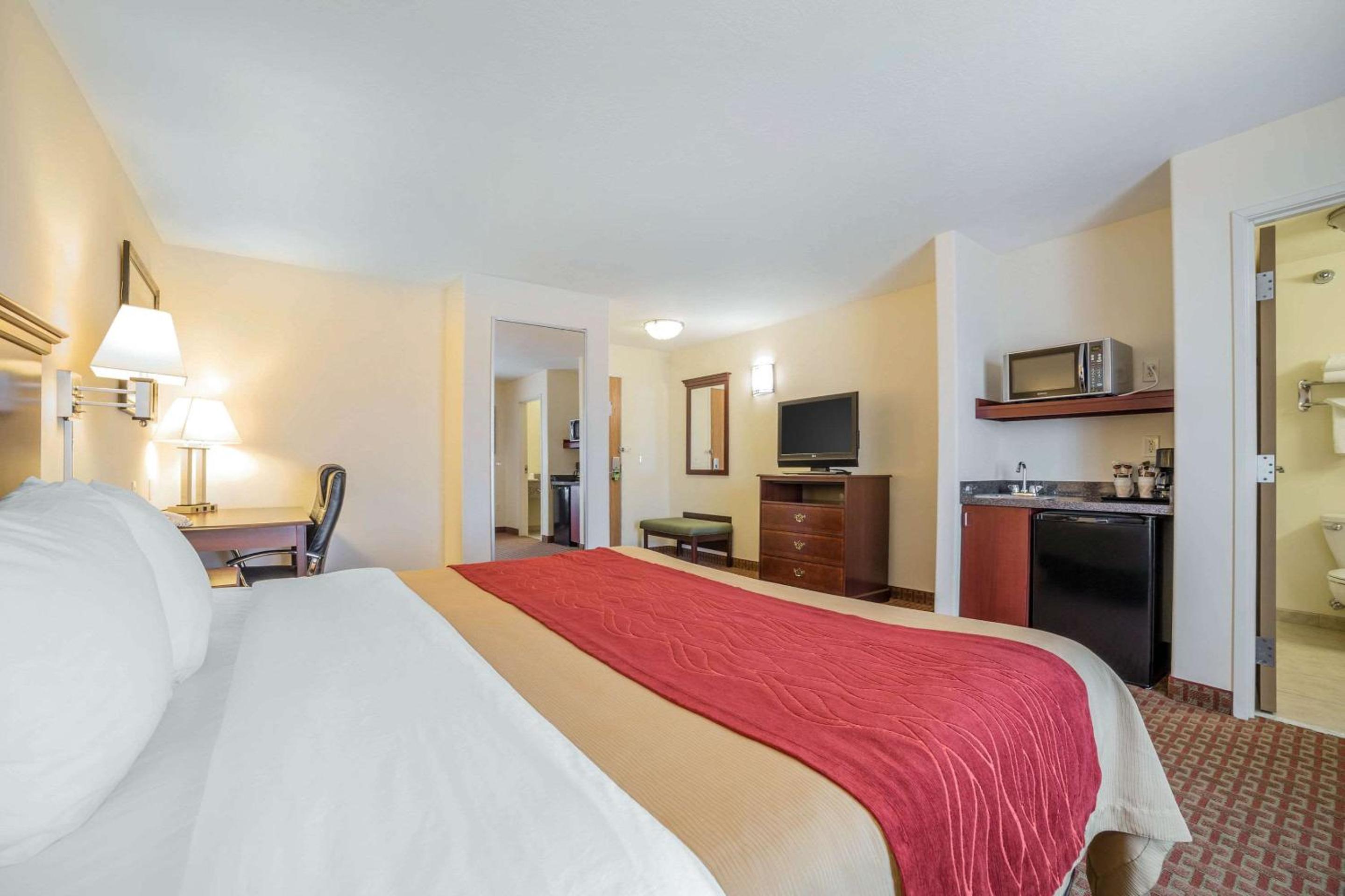 King Suite - Accessible/Non-Smoking - Photo 2