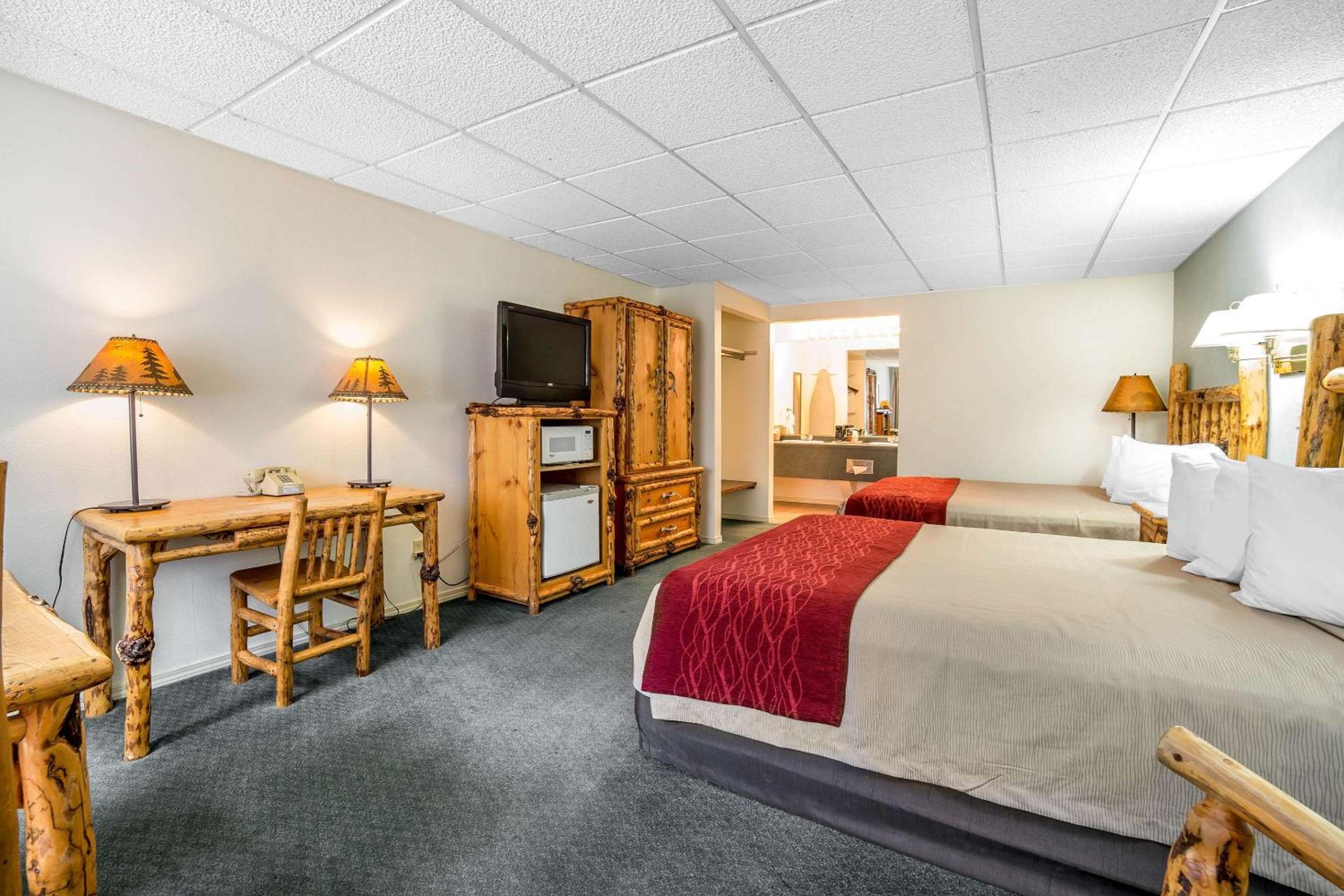 Queen Room with Two Queen Beds - Non-Smoking - Photo 1