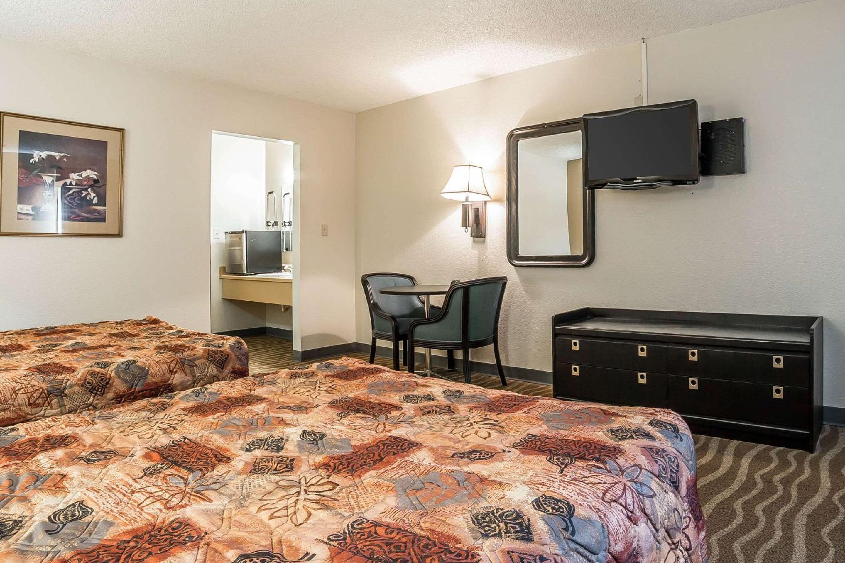 Queen Room with Two Queen Beds - Smoking photo 2