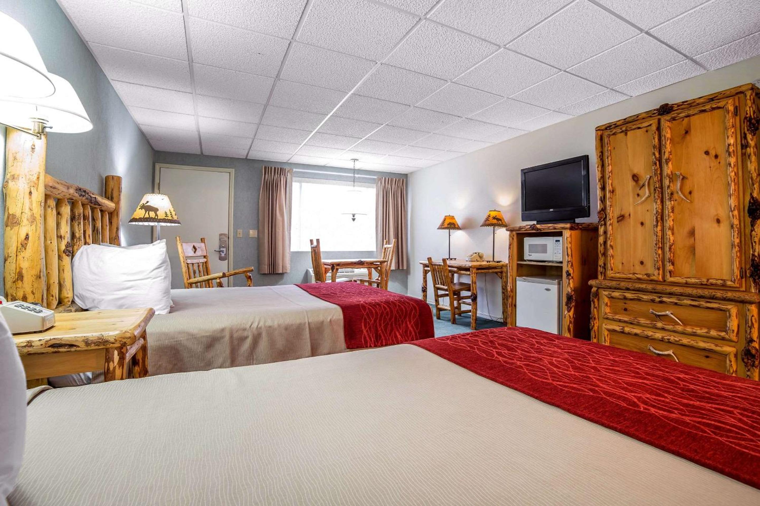 Queen Room with Two Queen Beds - Non-Smoking - Photo 4