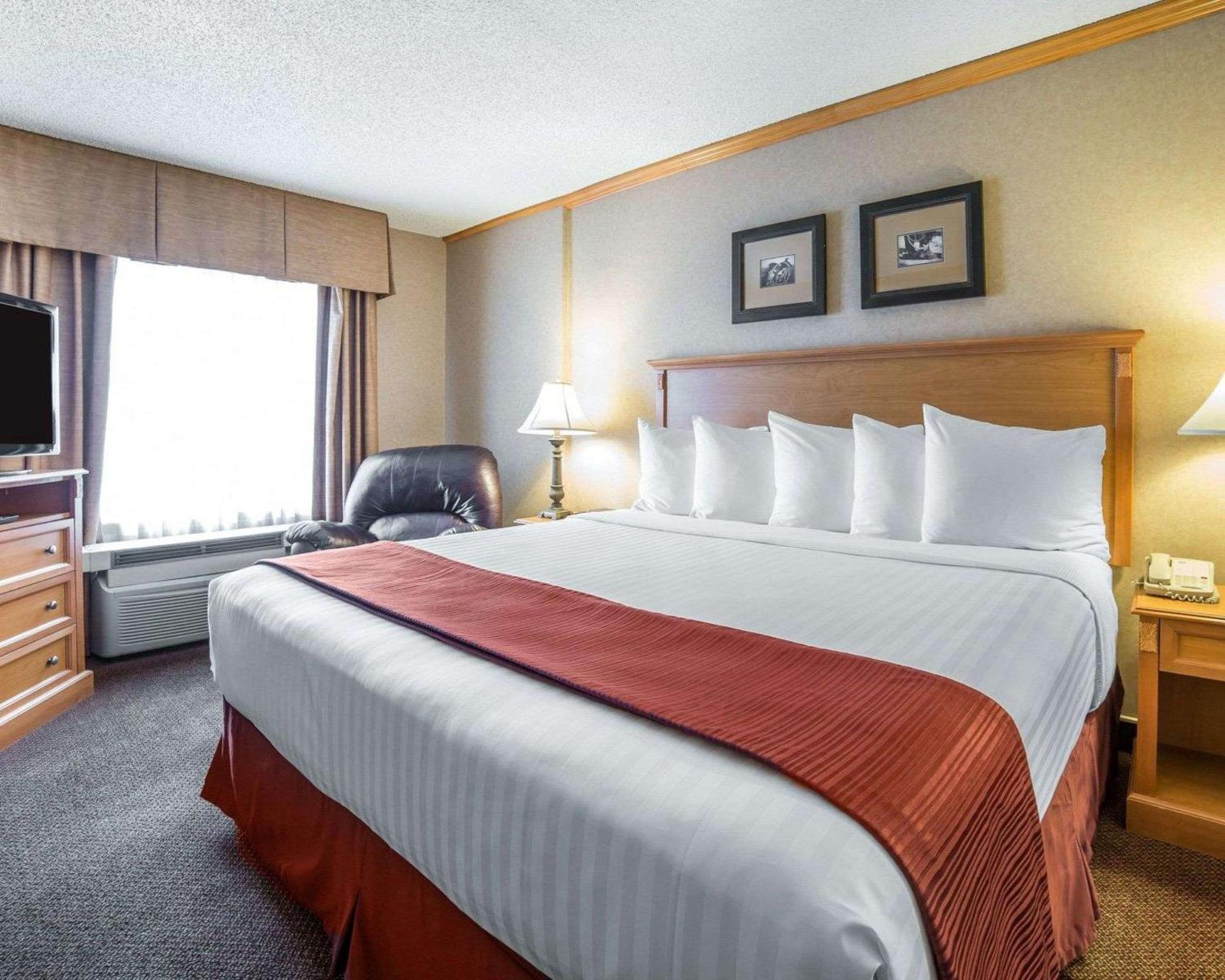 King Suite - Non-Smoking - Photo 2