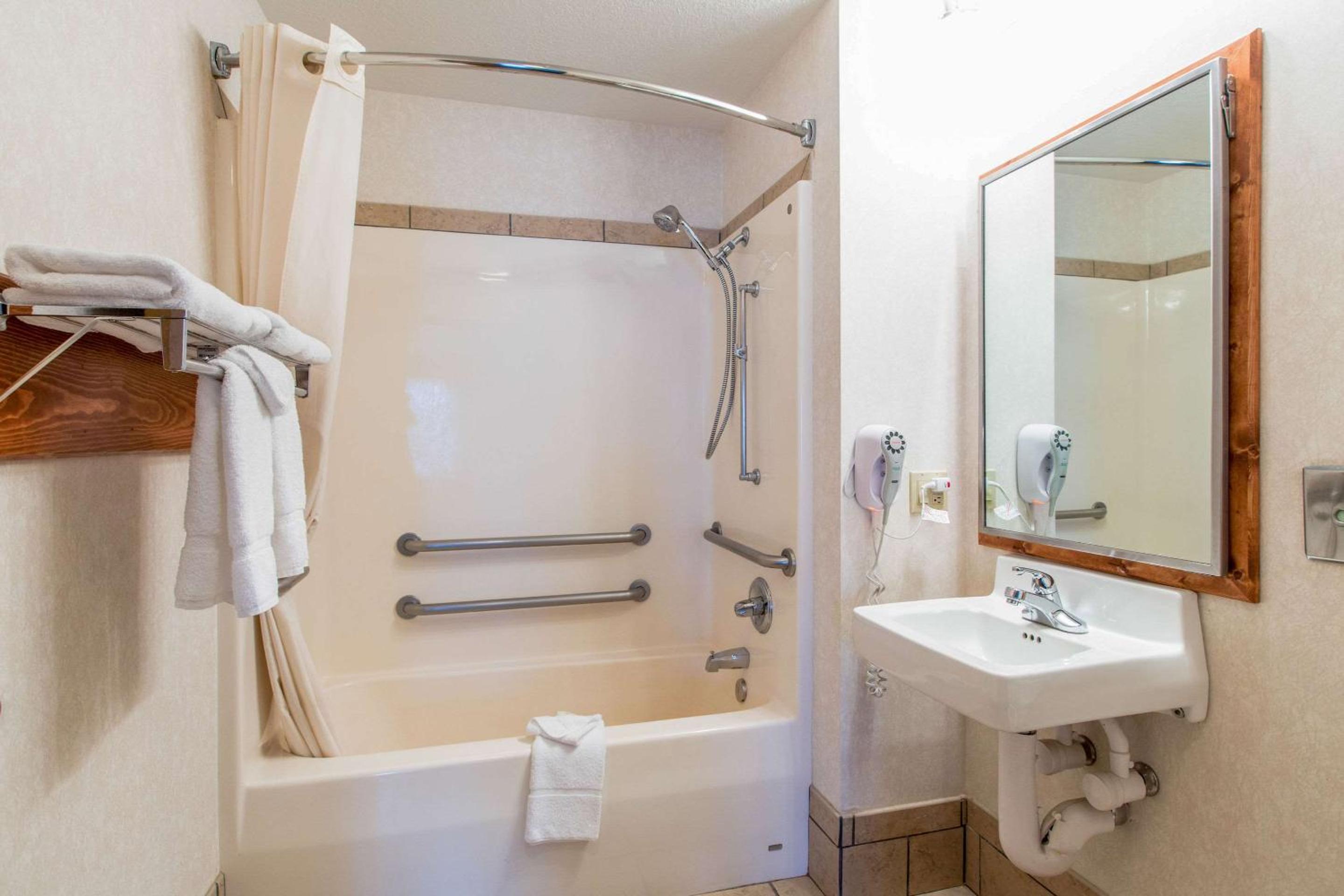 King Room with Accessible Tub - Accessible/Non-Smoking - Photo 8