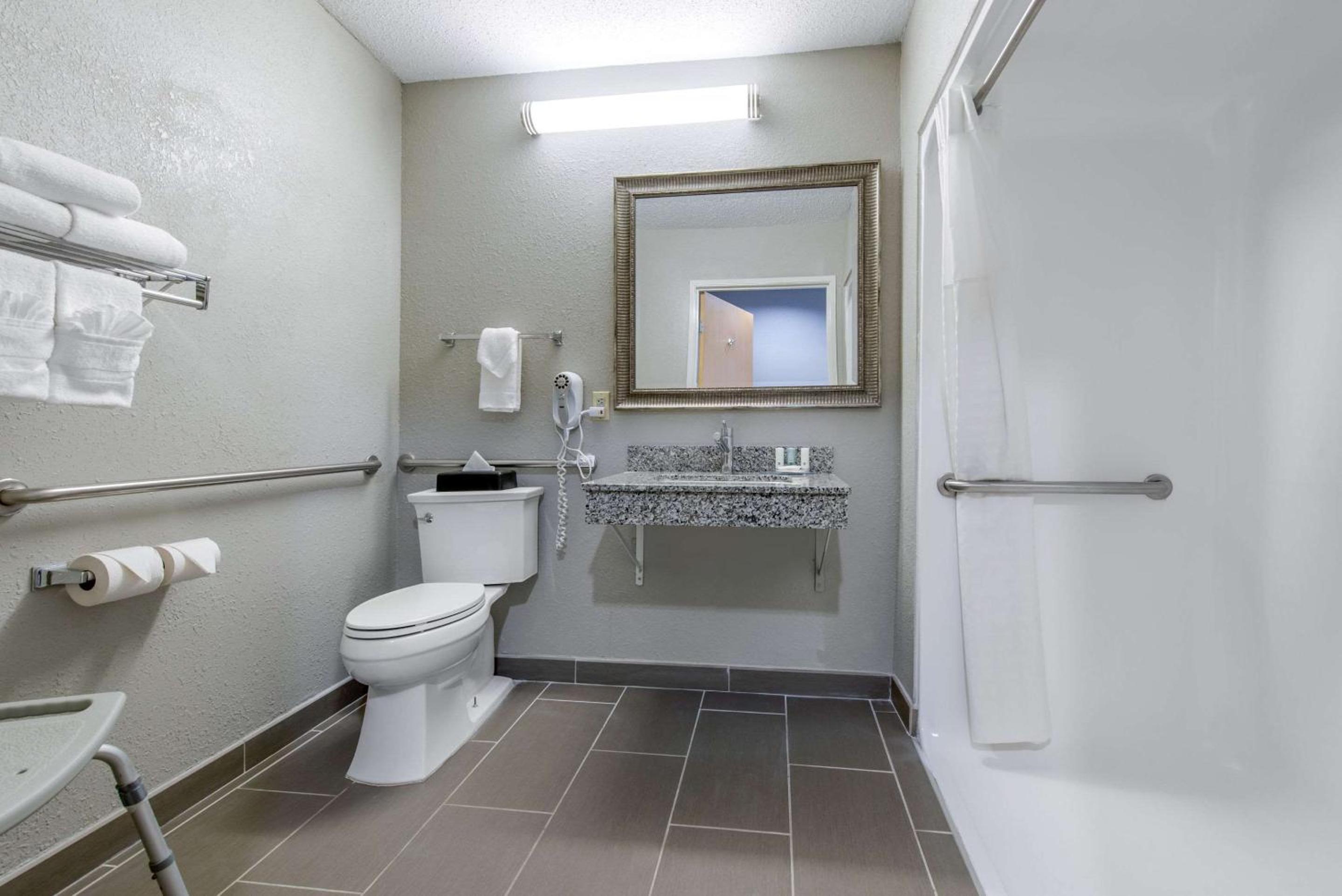 King Room with Roll-in-Shower - Accessible/Non-Smoking - Photo 5