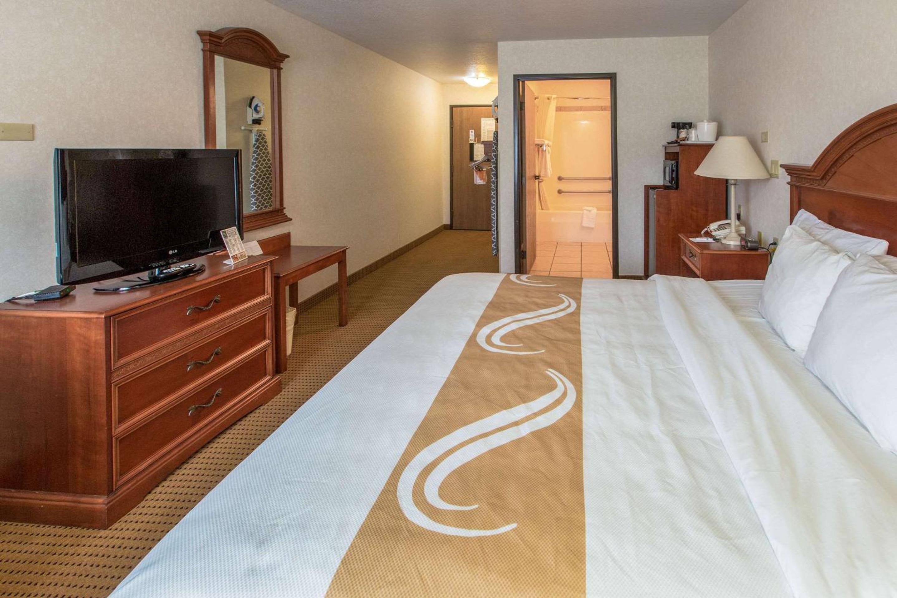 King Room with Accessible Tub - Accessible/Non-Smoking - Photo 1