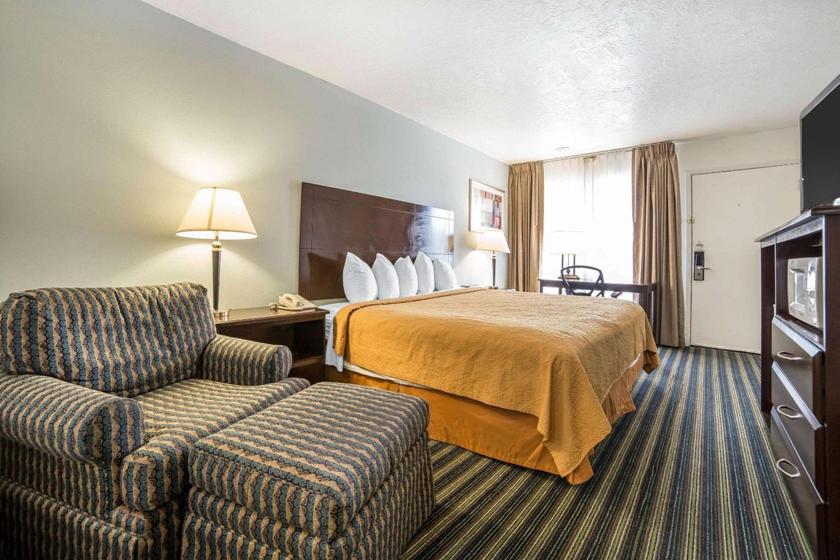 King Room - Non-Smoking - Photo 1