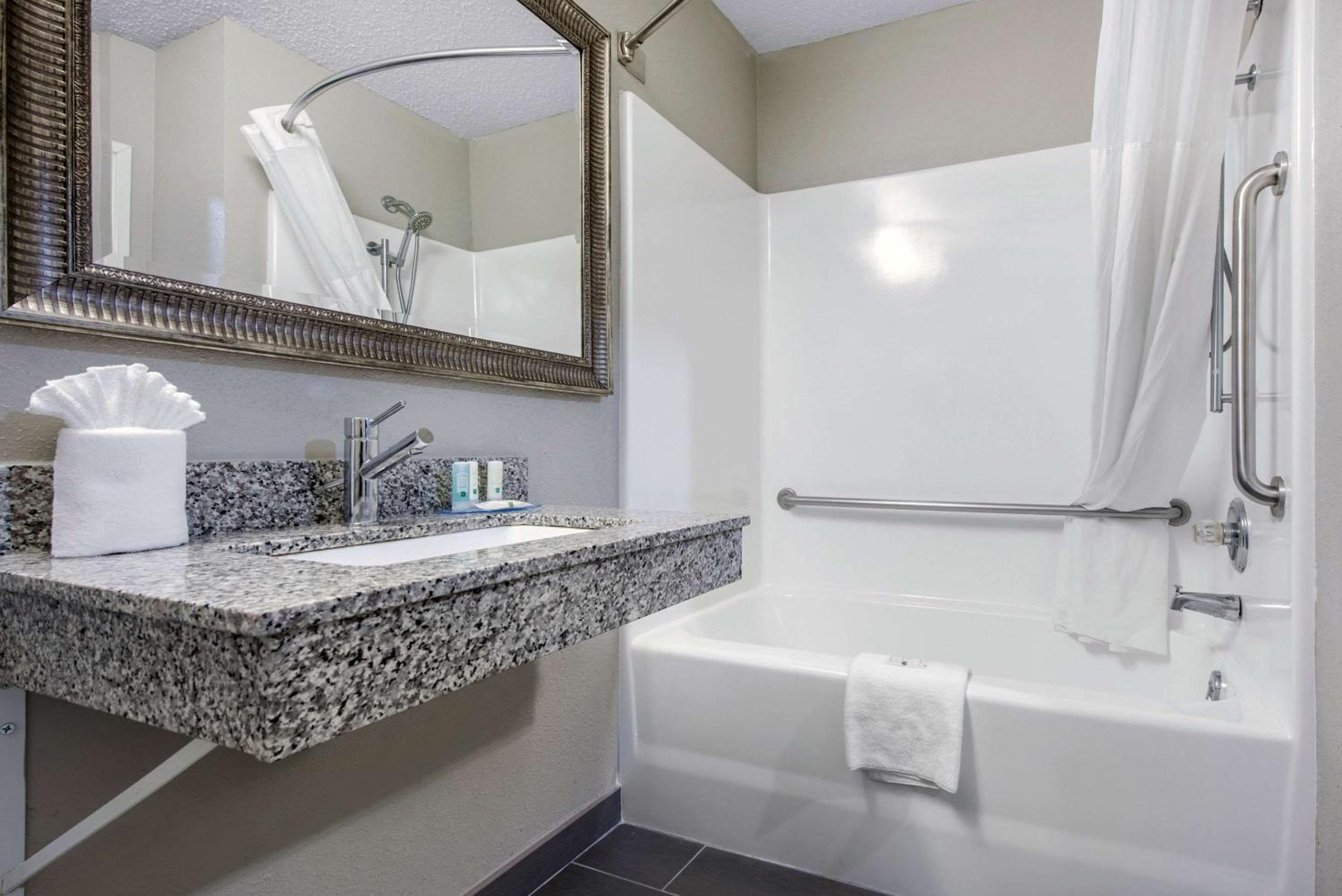 King Room with Accessible Tub - Accessible/Non-Smoking - Photo 3