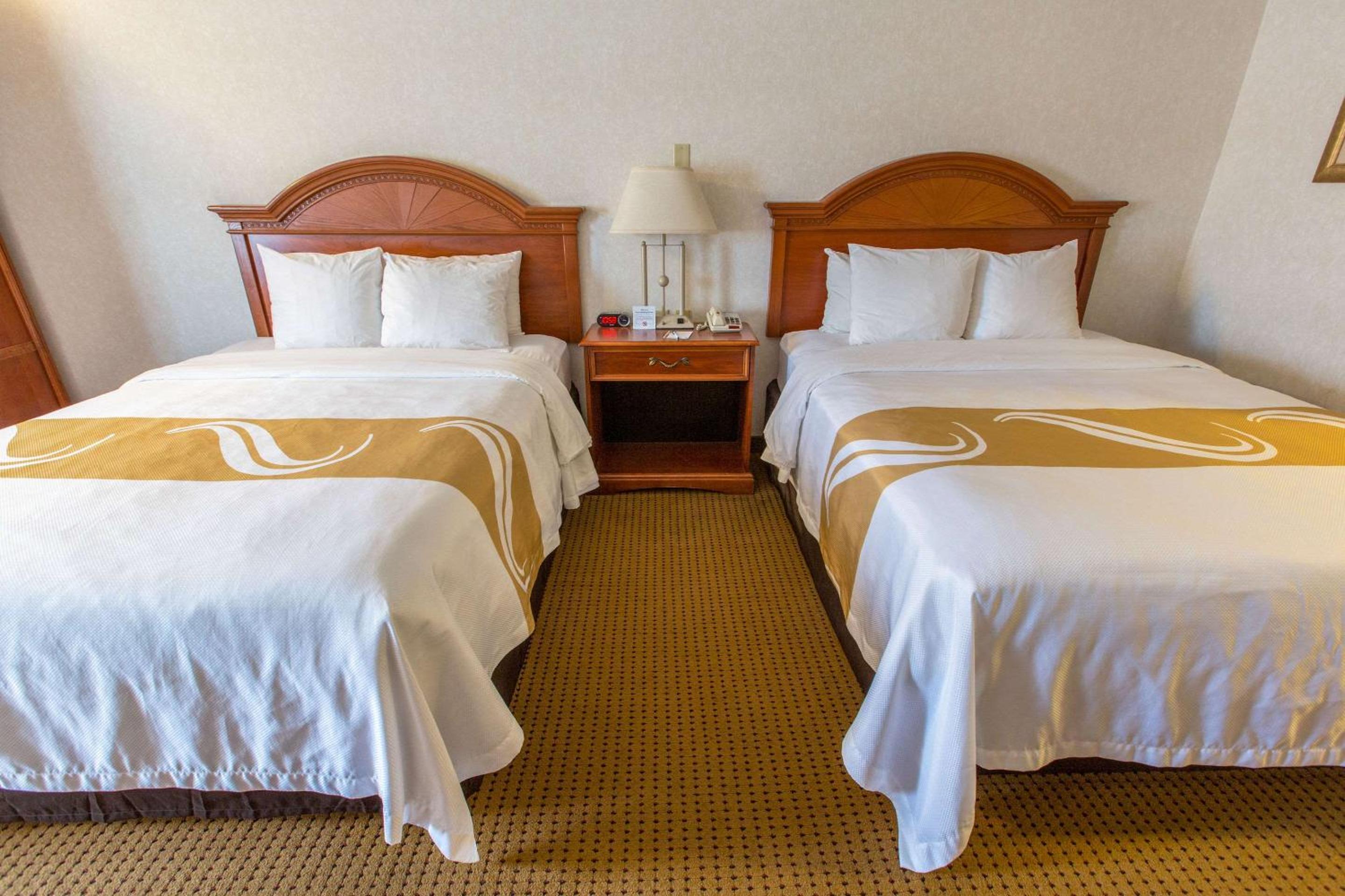 Queen Room with Two Queen Beds - Non-Smoking - Photo 5
