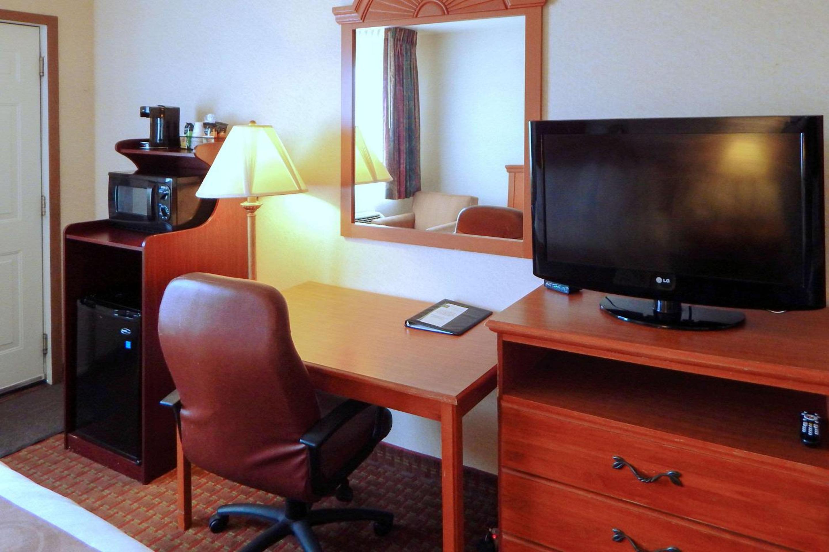 Standard Queen Room - Non-Smoking photo 2