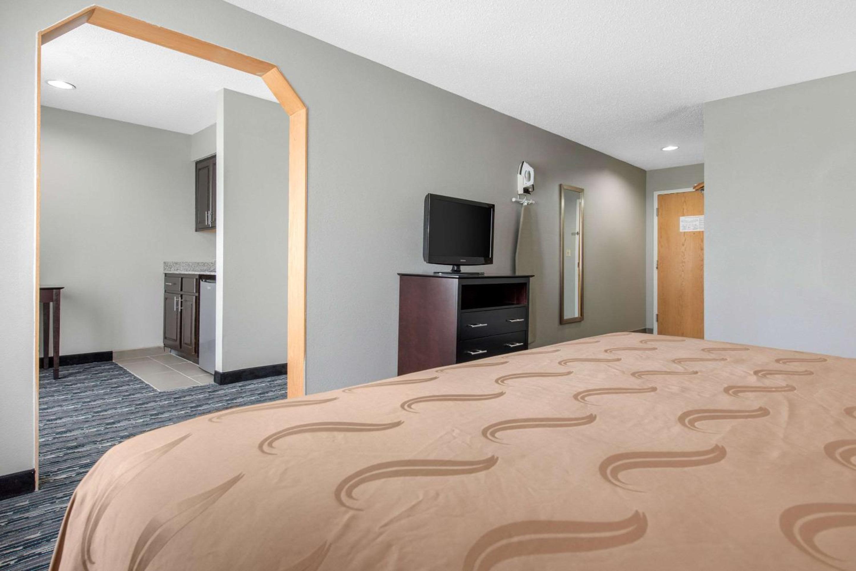 King Suite with Spa Bath - Non-Smoking - Photo 2