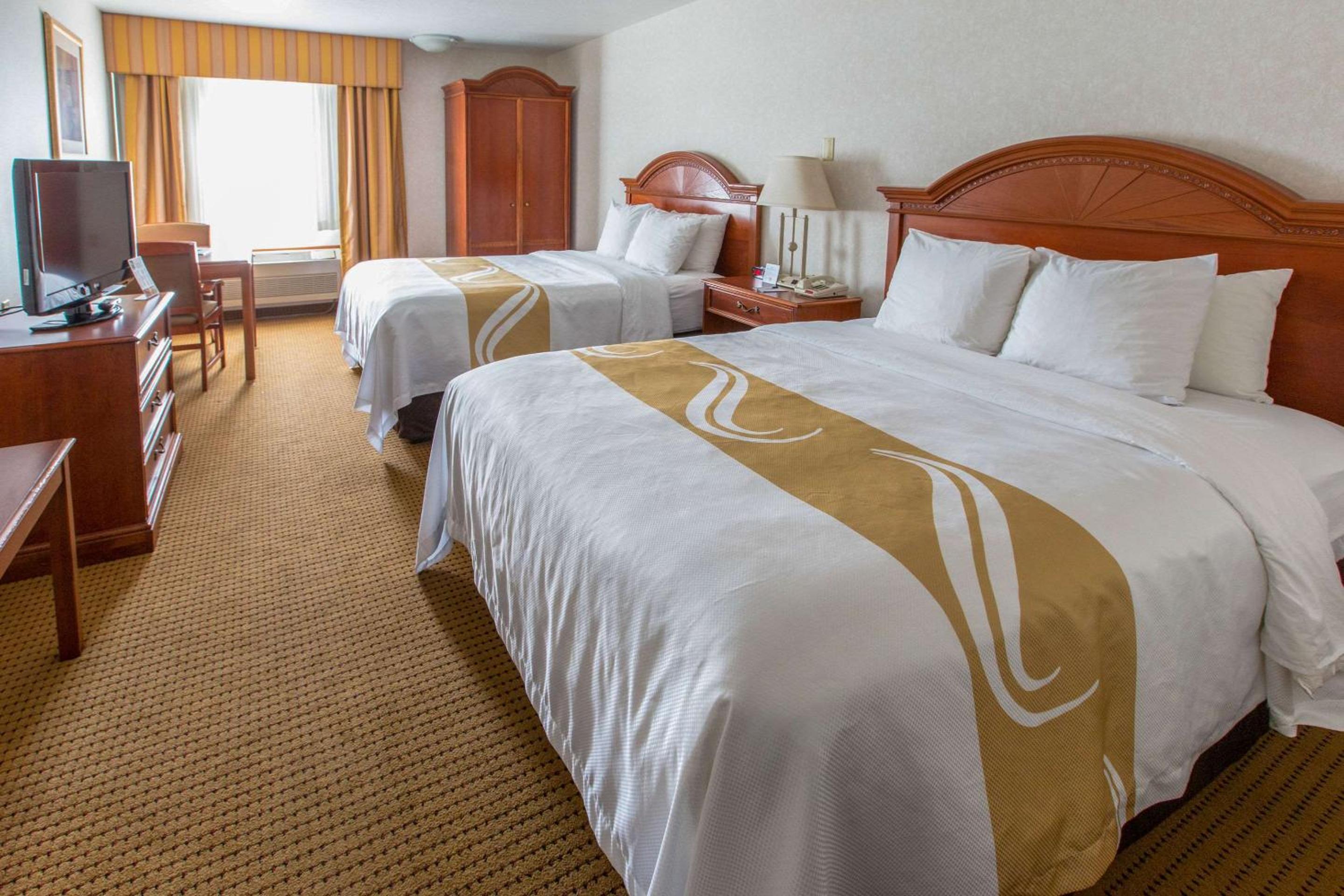 Queen Room with Two Queen Beds - Non-Smoking - Photo 2