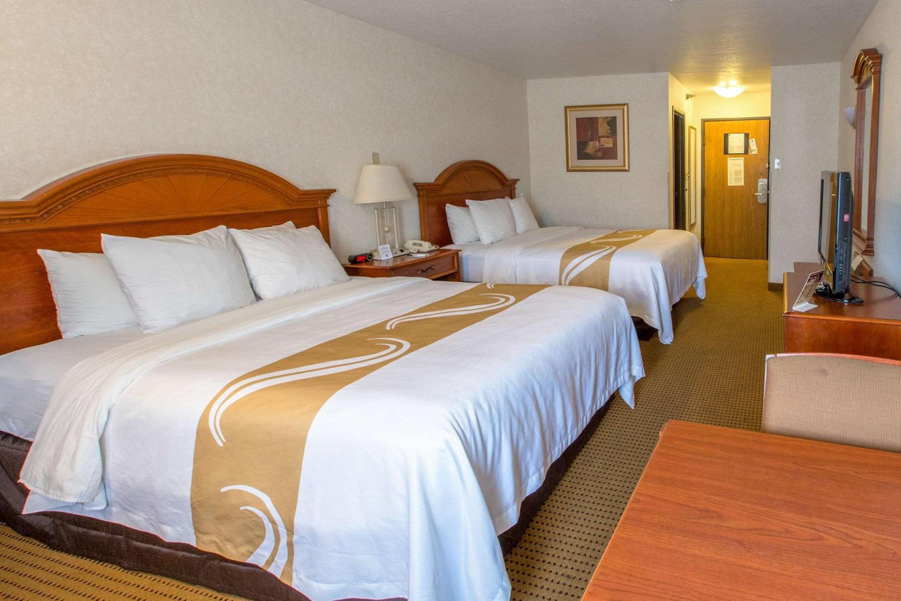 Queen Room with Two Queen Beds - Non-Smoking - Photo 3