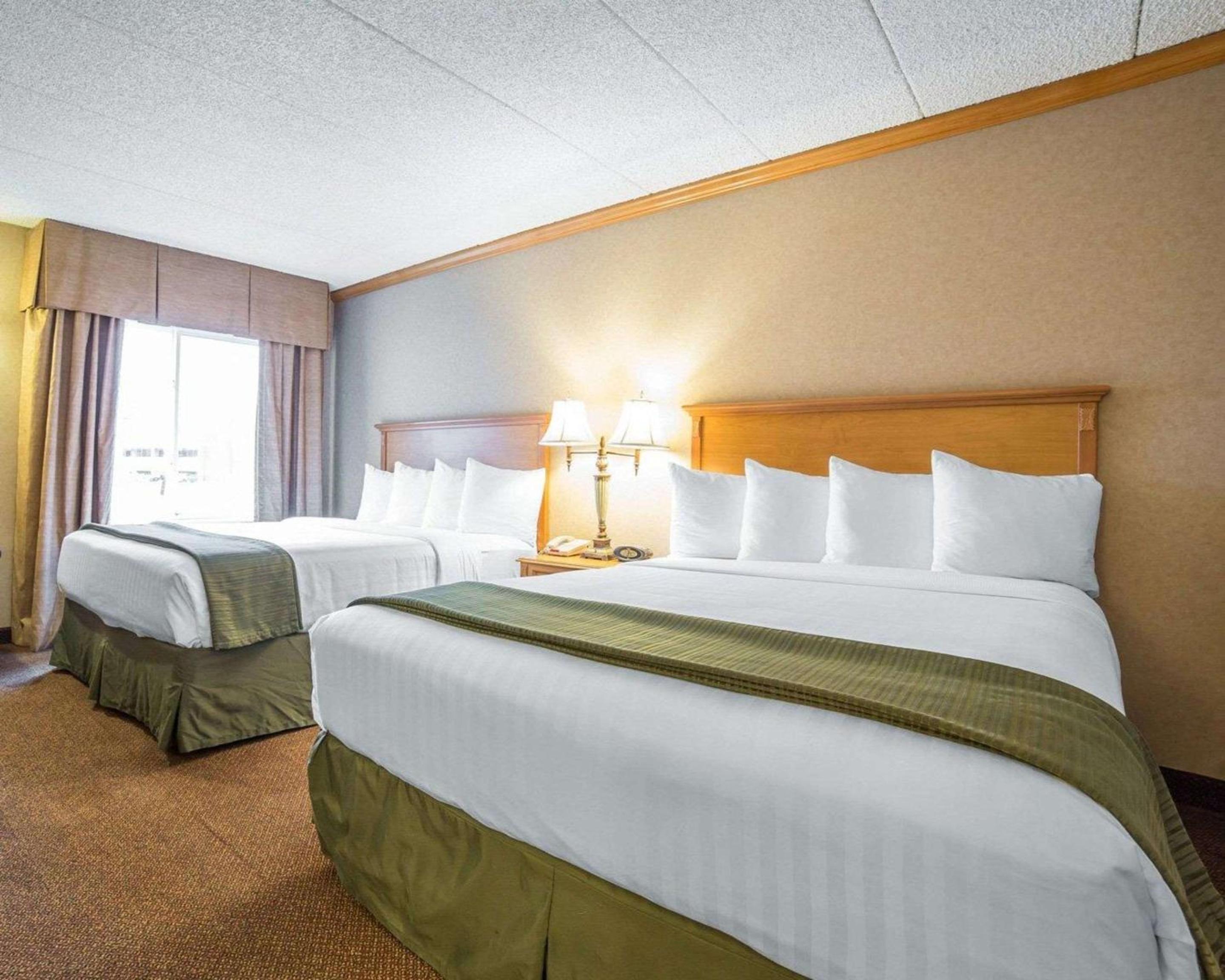 Queen Room with Two Queen Beds - Non-Smoking - Photo 3