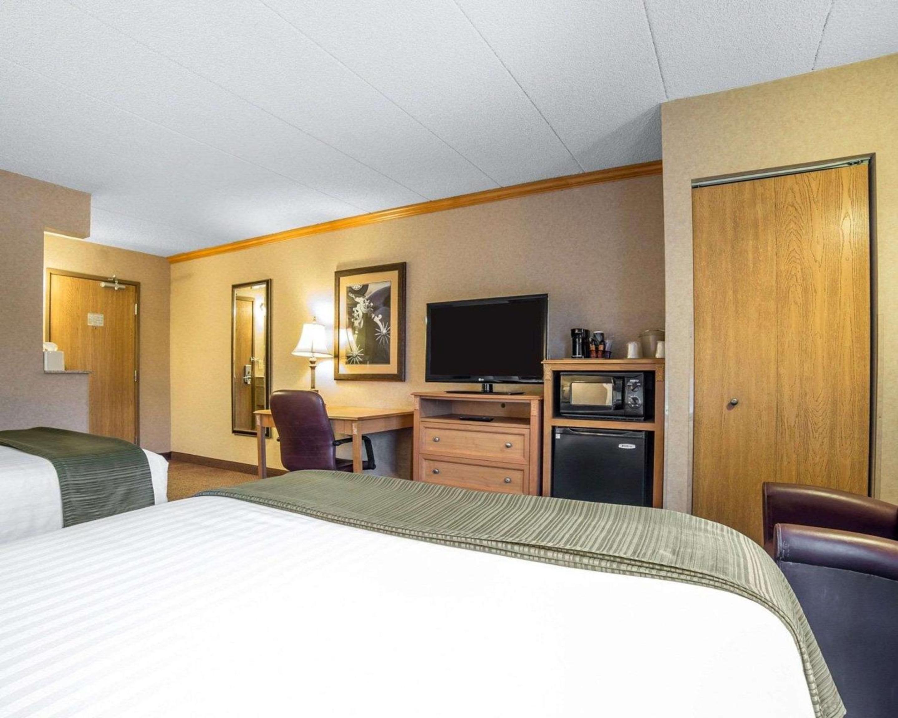 Queen Room with Two Queen Beds - Non-Smoking - Photo 2