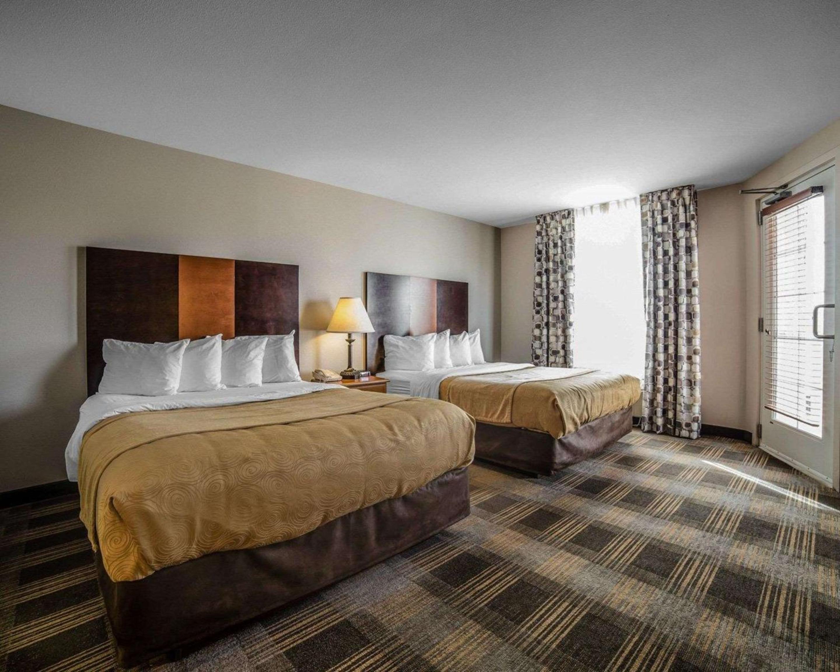 Queen Room With Two Queen Beds - Non-Smoking - Photo 2
