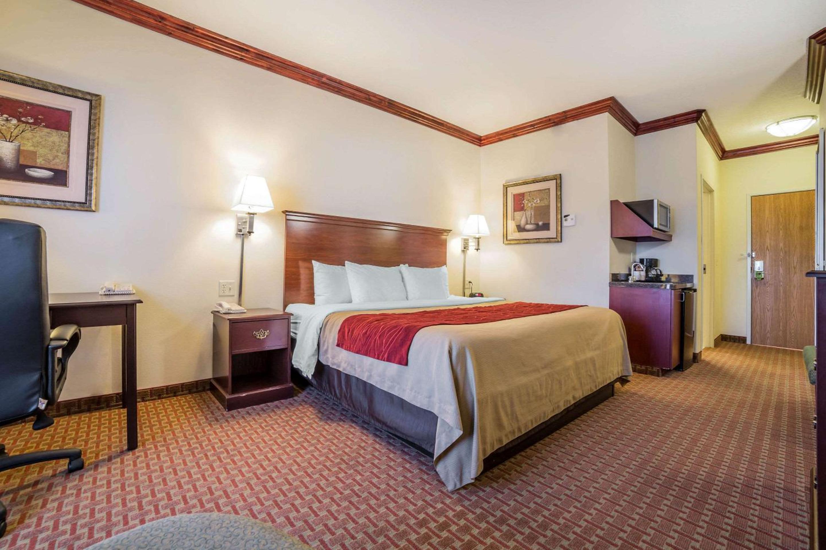 Standard King Room - Non-Smoking  - Photo 2
