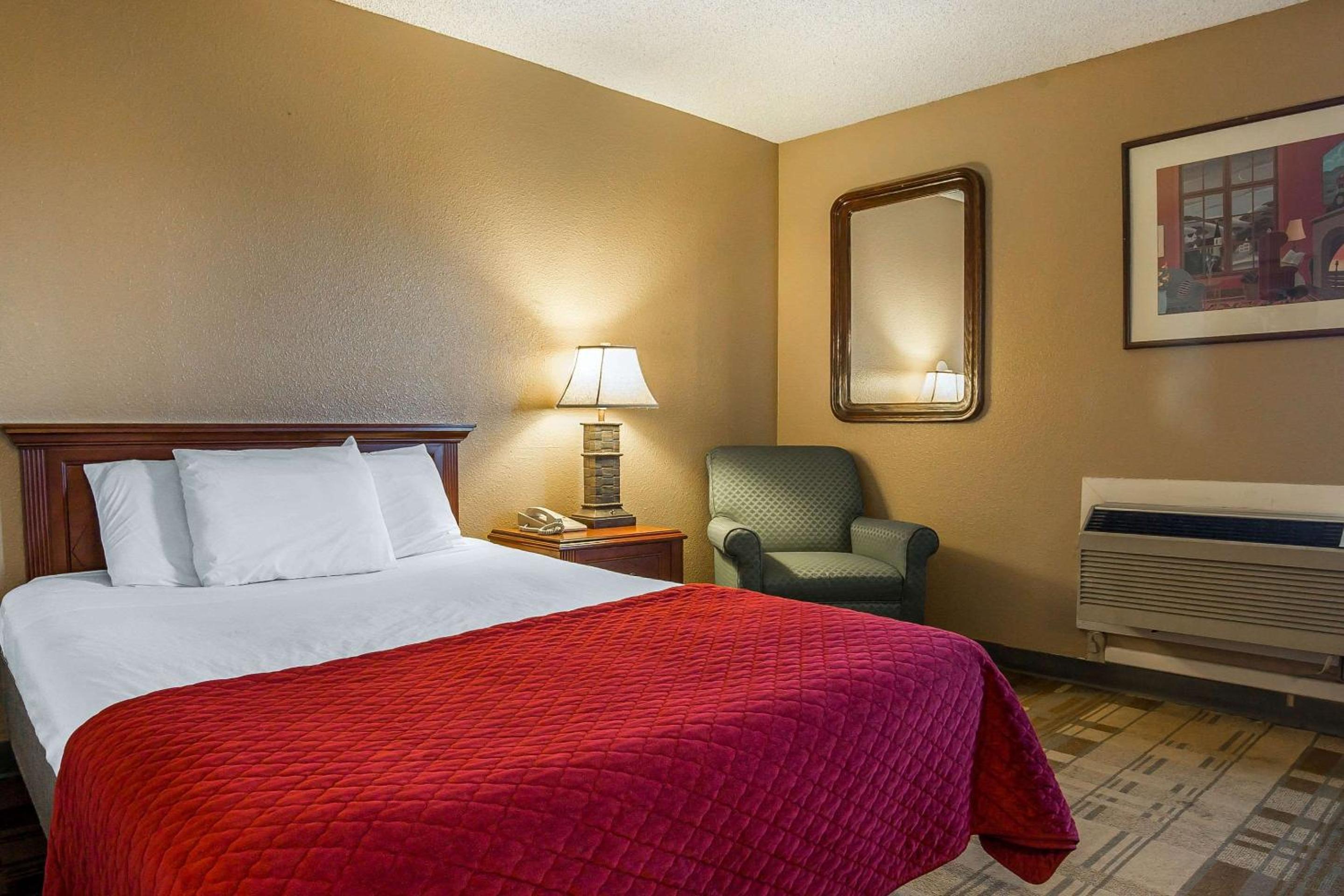 Queen Room - Non-Smoking photo 2