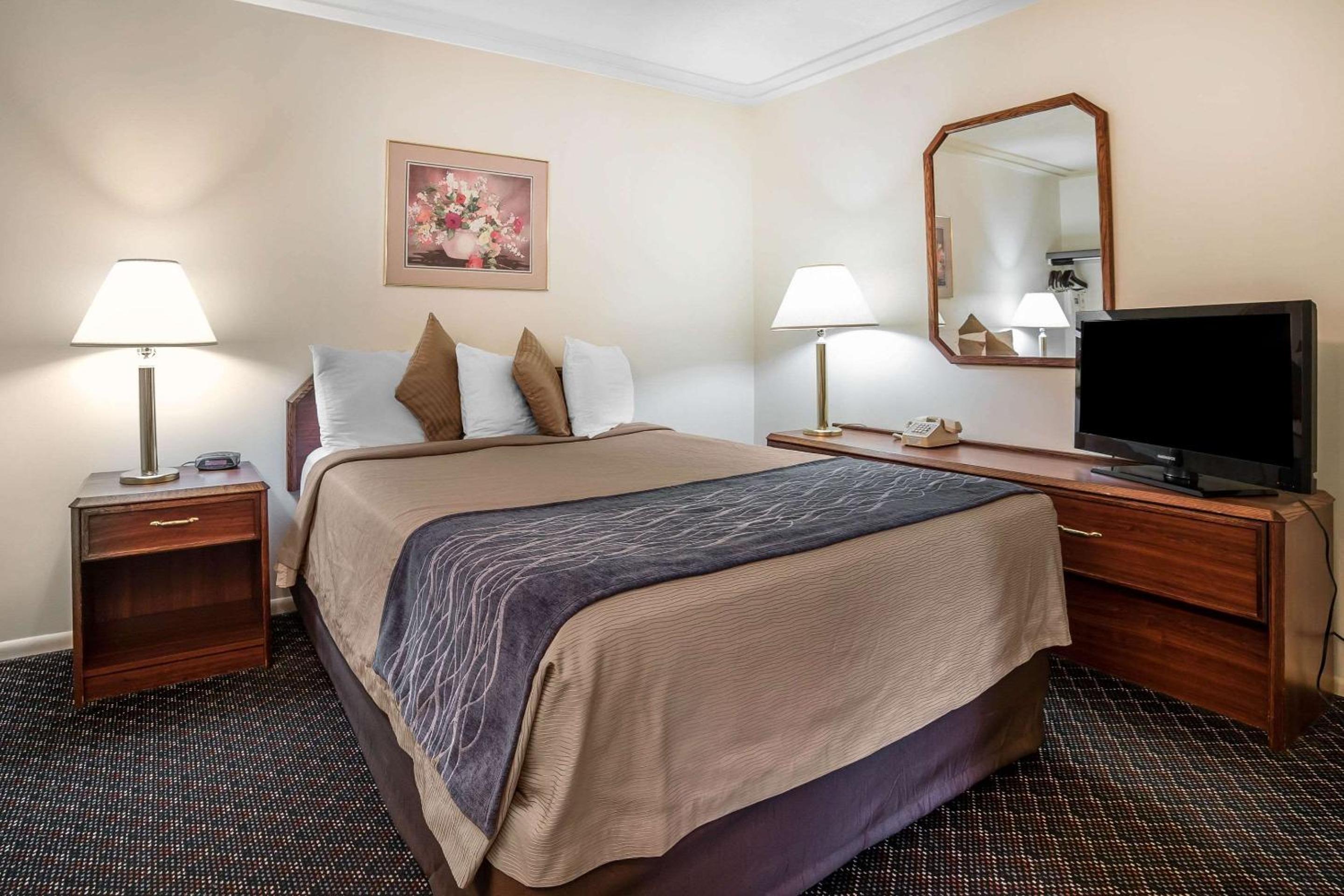 Queen Room - Non-Smoking - Photo 4