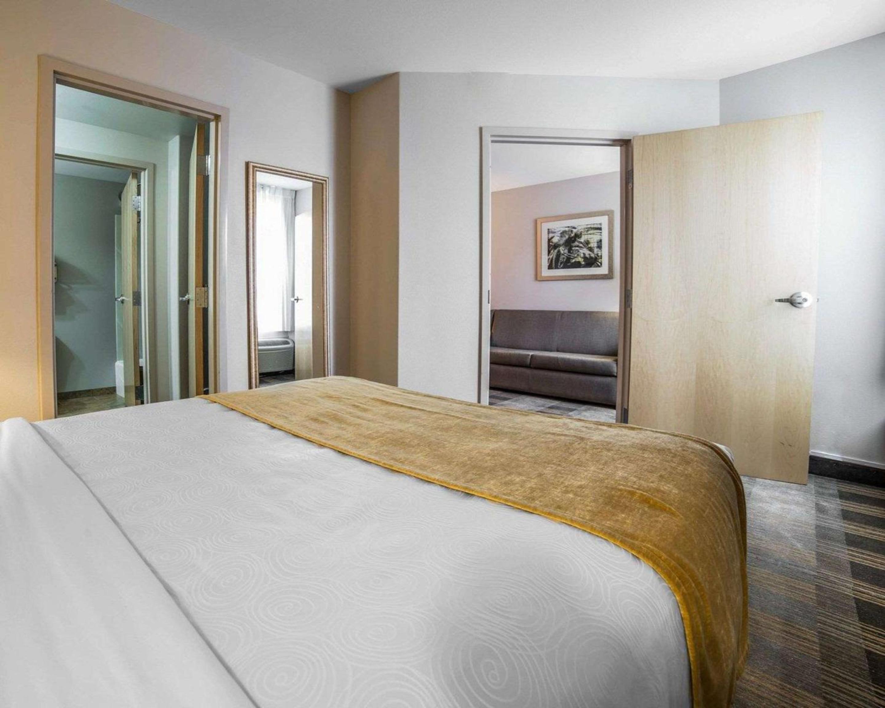Queen Room - Non-Smoking - Photo 6