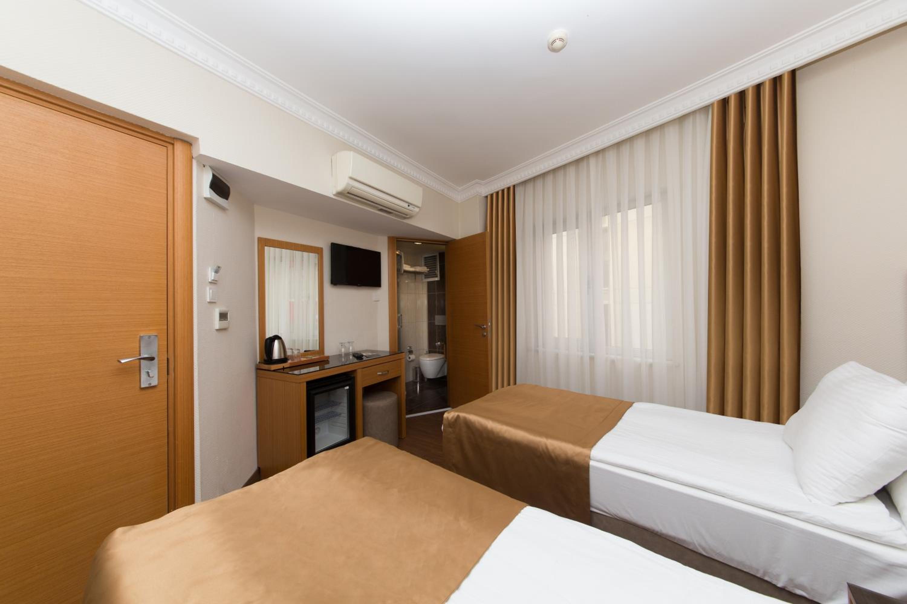 Economy Double Room photo 2