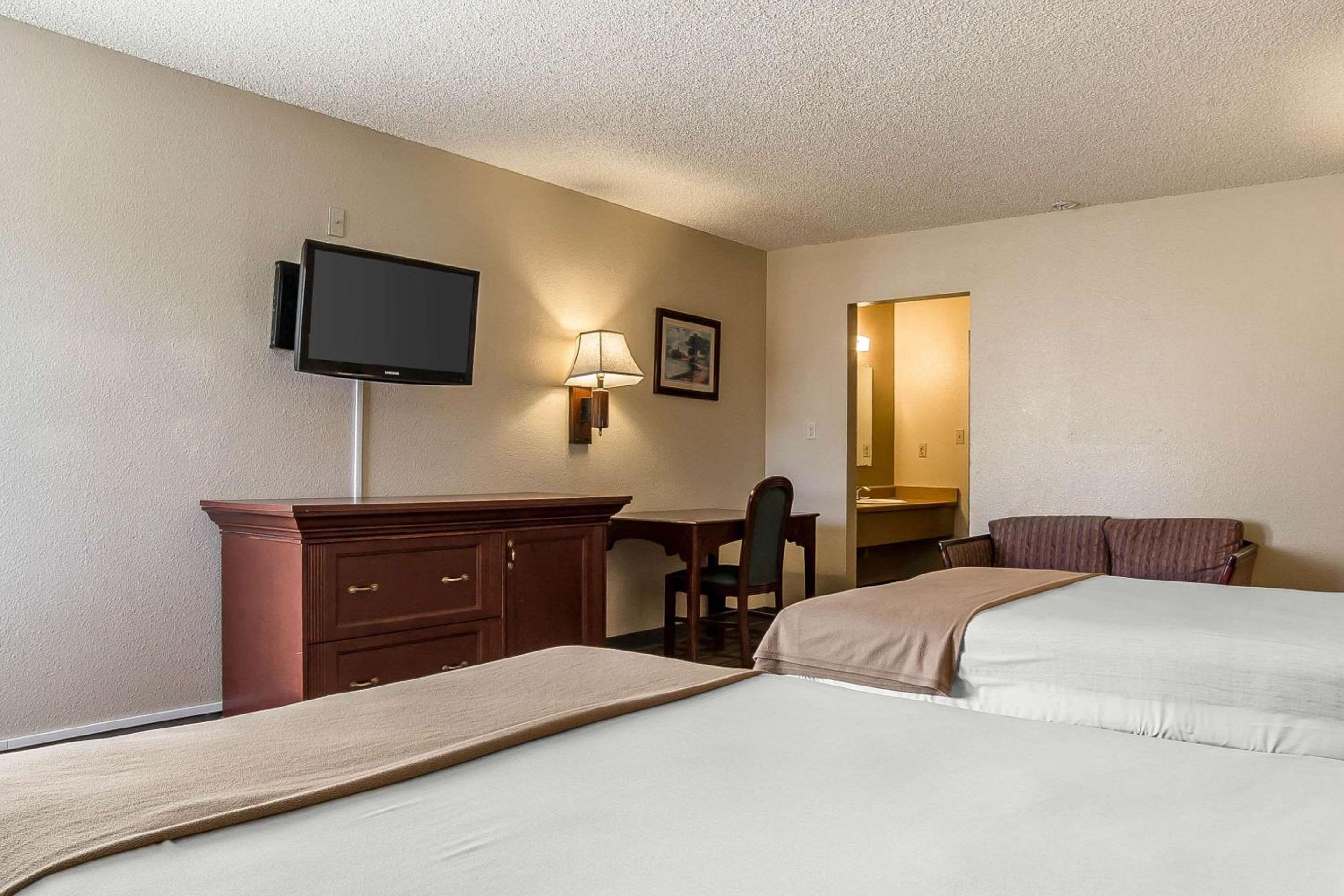 Queen Room with Two Queen Beds - Non-Smoking photo 2