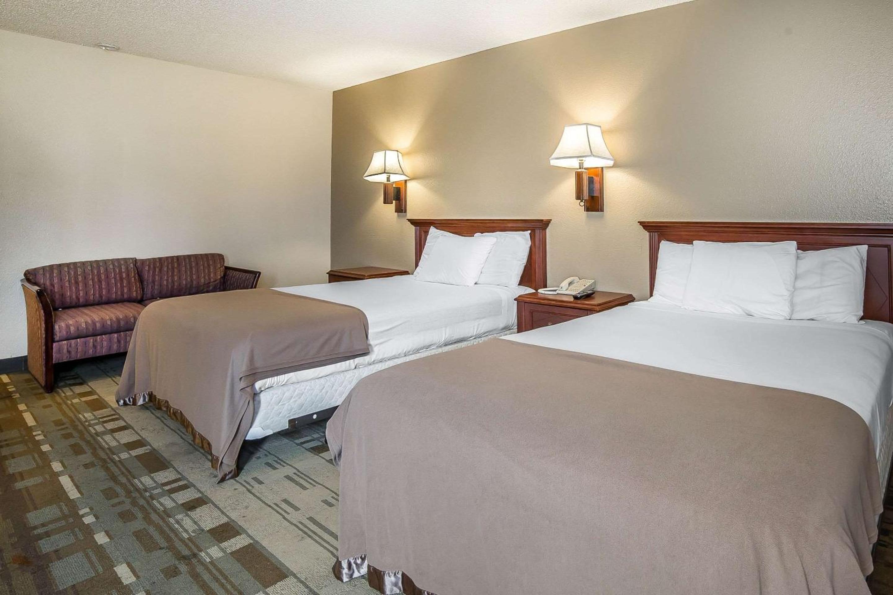 Queen Room with Two Queen Beds - Non-Smoking photo 3