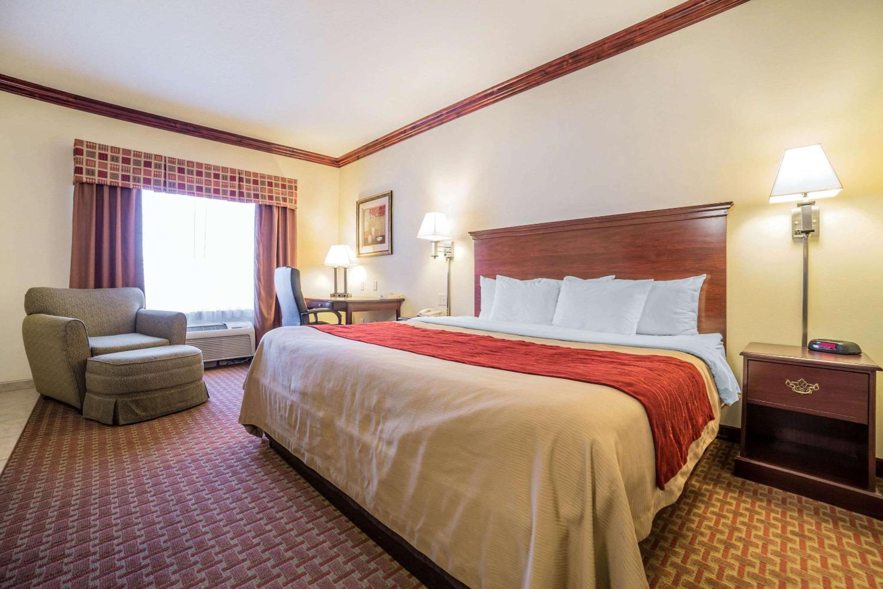 Standard King Room - Non-Smoking  - Photo 3