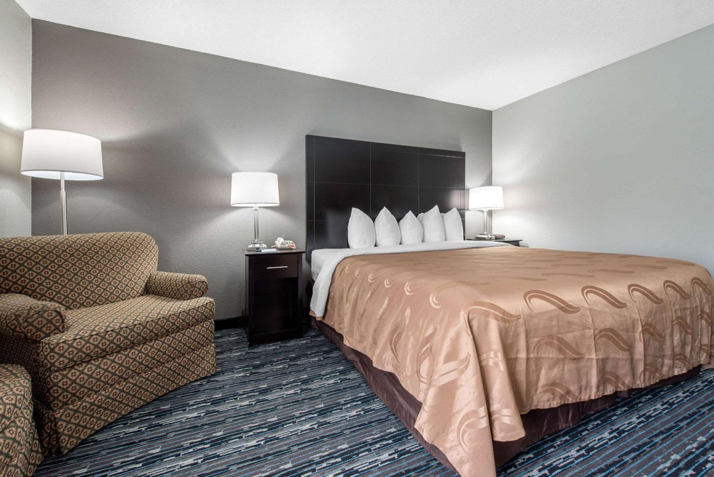 King Room - Non-Smoking - Photo 4