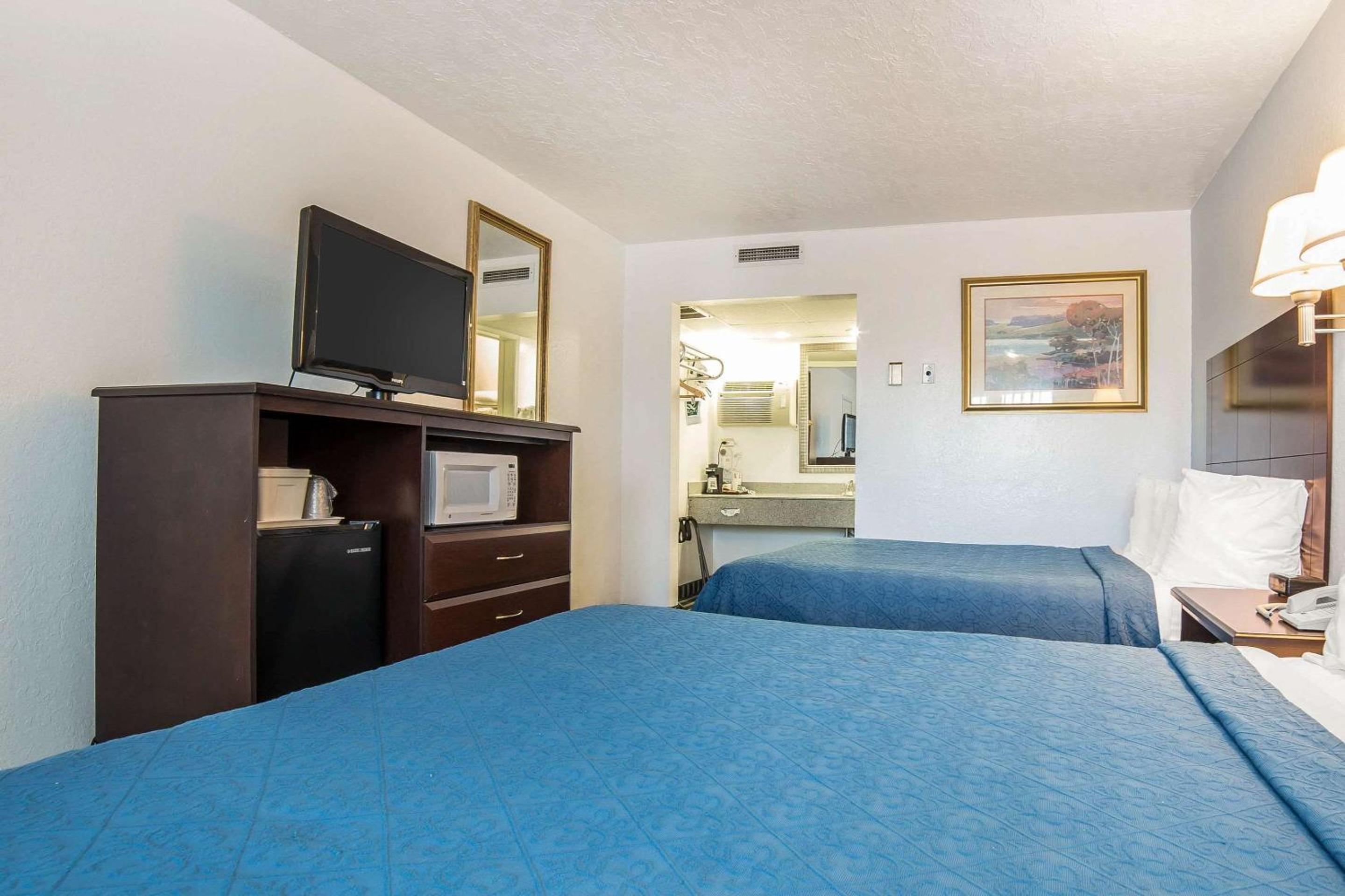 Standard Queen Room with Two Queen Beds - Non-Smoking - Photo 1