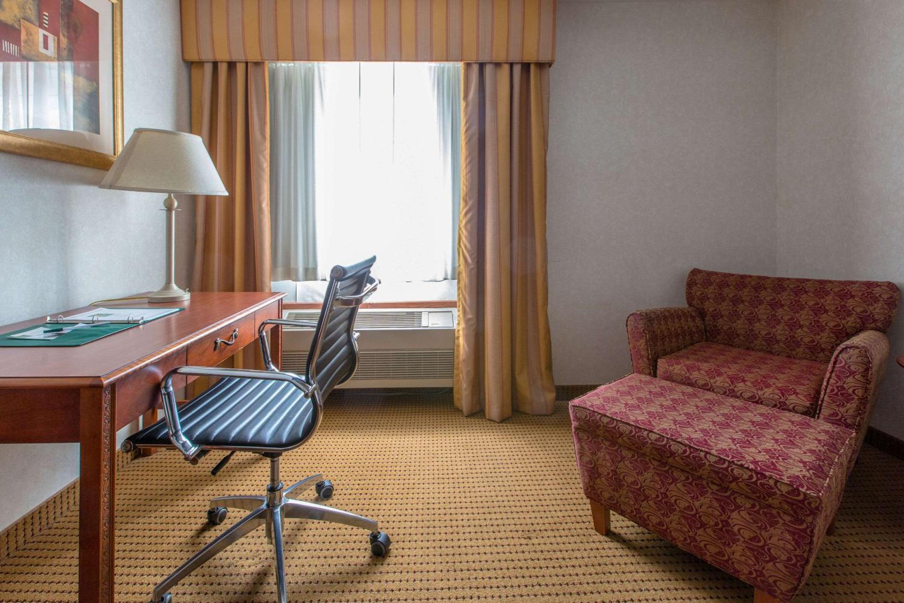 King Room - Non-Smoking - Photo 5