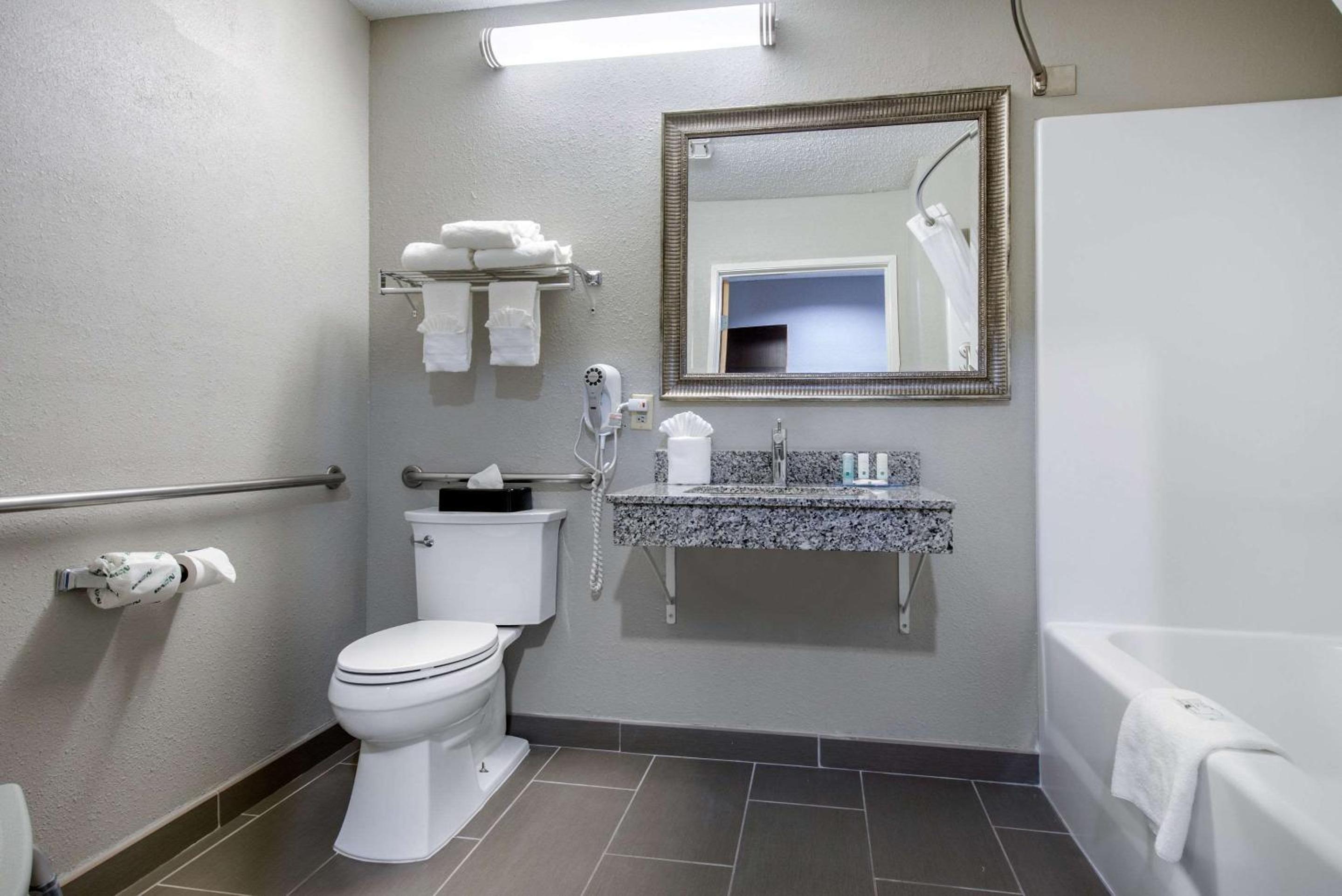 King Room with Accessible Tub - Accessible/Non-Smoking - Photo 2