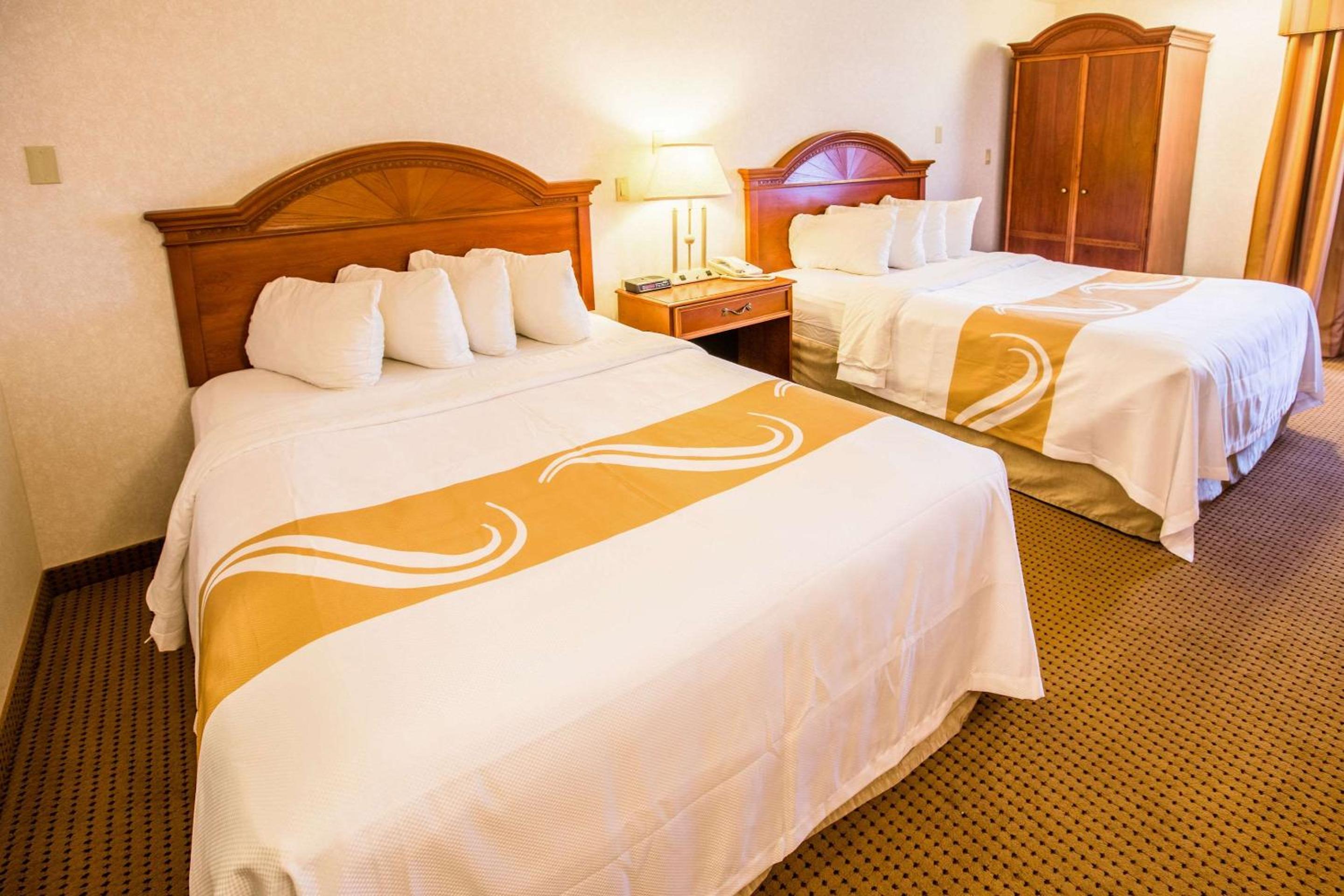 Queen Room with Two Queen Beds - Non-Smoking - Photo 4