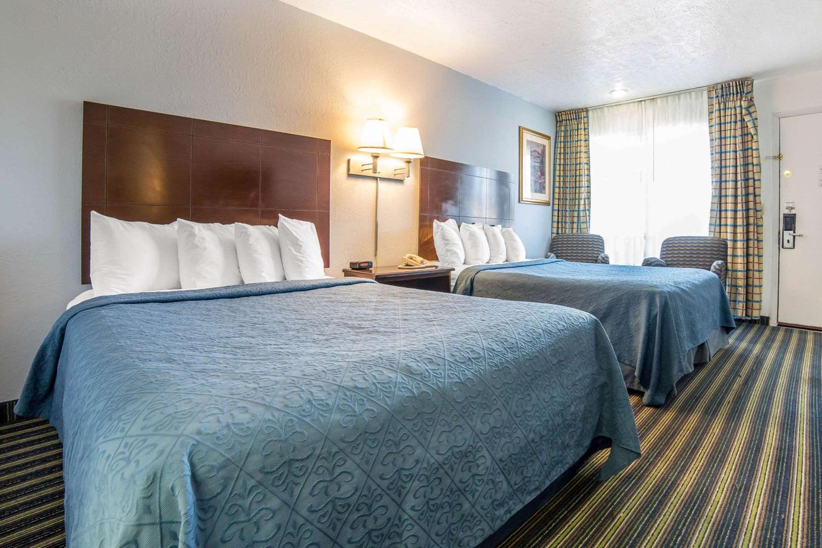 Standard Queen Room with Two Queen Beds - Non-Smoking - Photo 2
