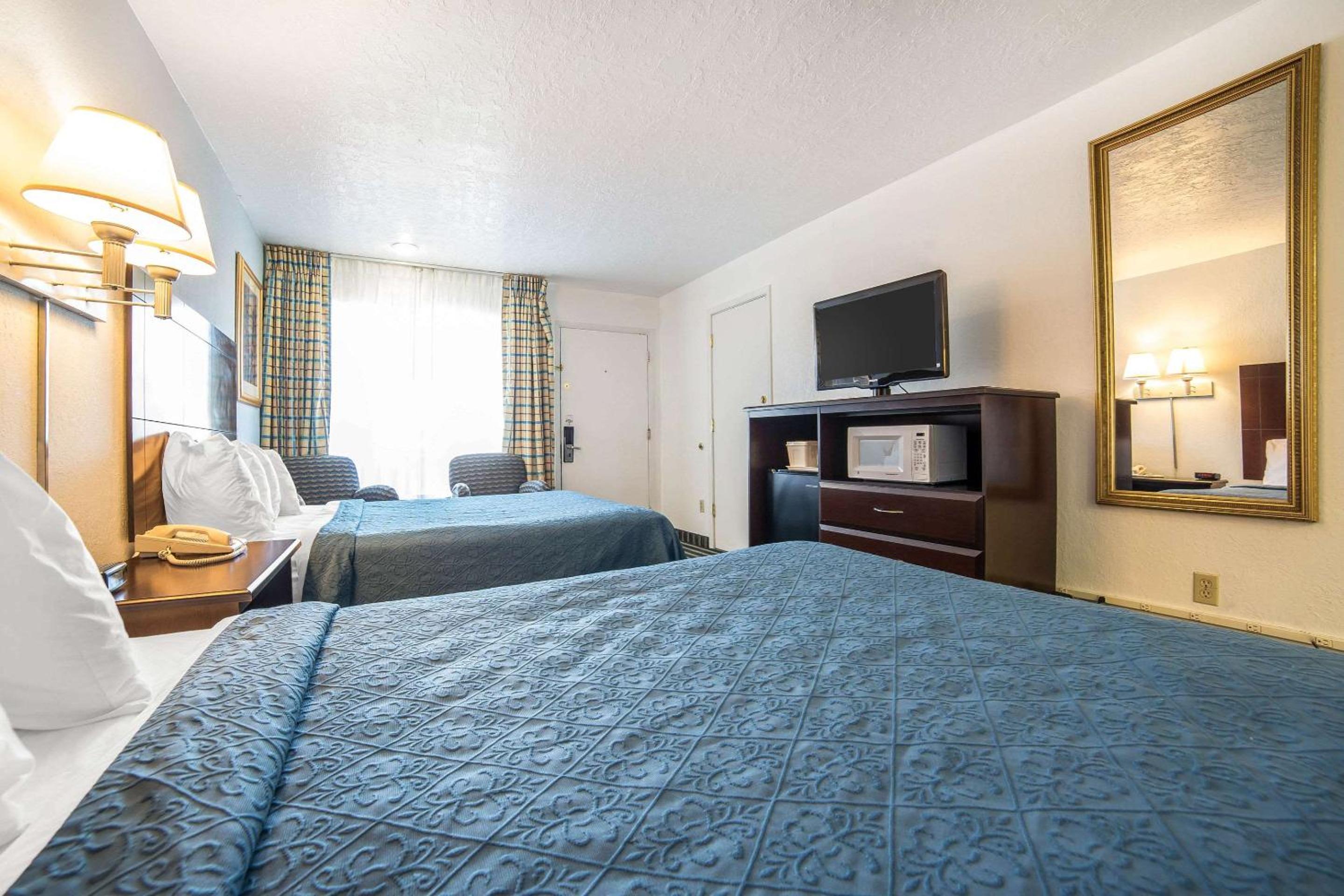Standard Queen Room with Two Queen Beds - Non-Smoking - Photo 3