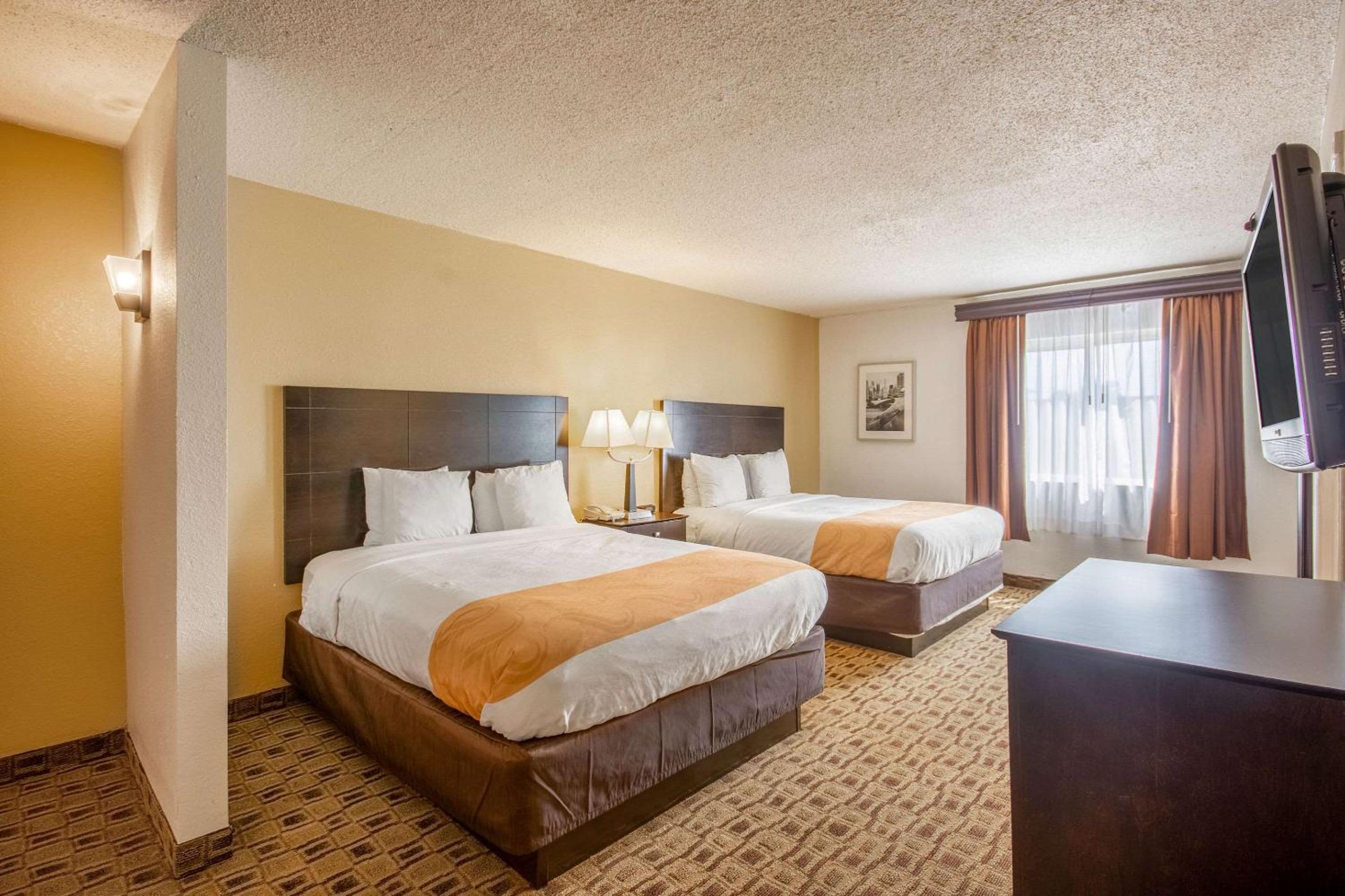 Luxury Queen Suite with Two Queen Beds - Non-Smoking - Photo 4