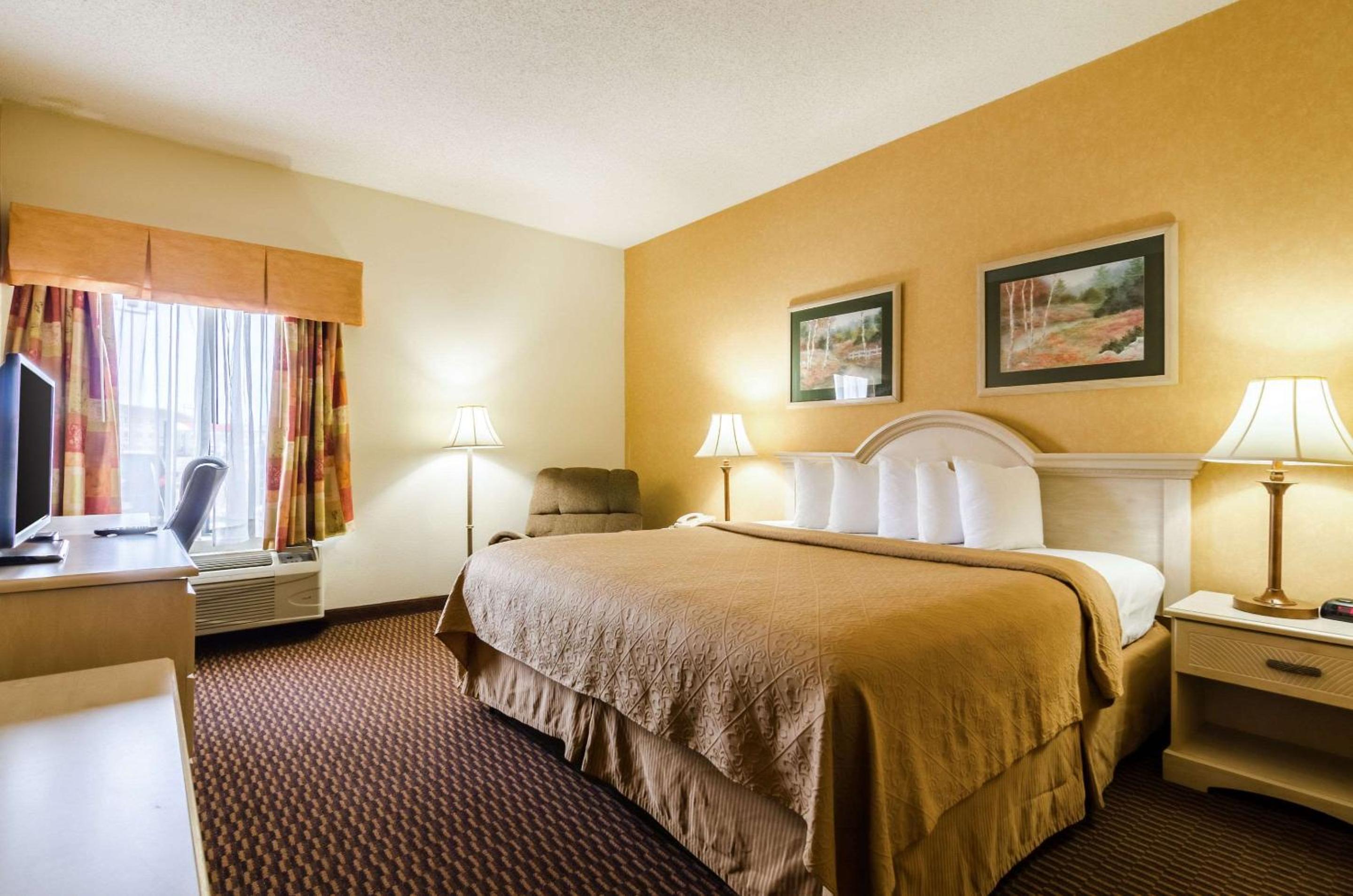 King Suite with Whirlpool - Non-Smoking