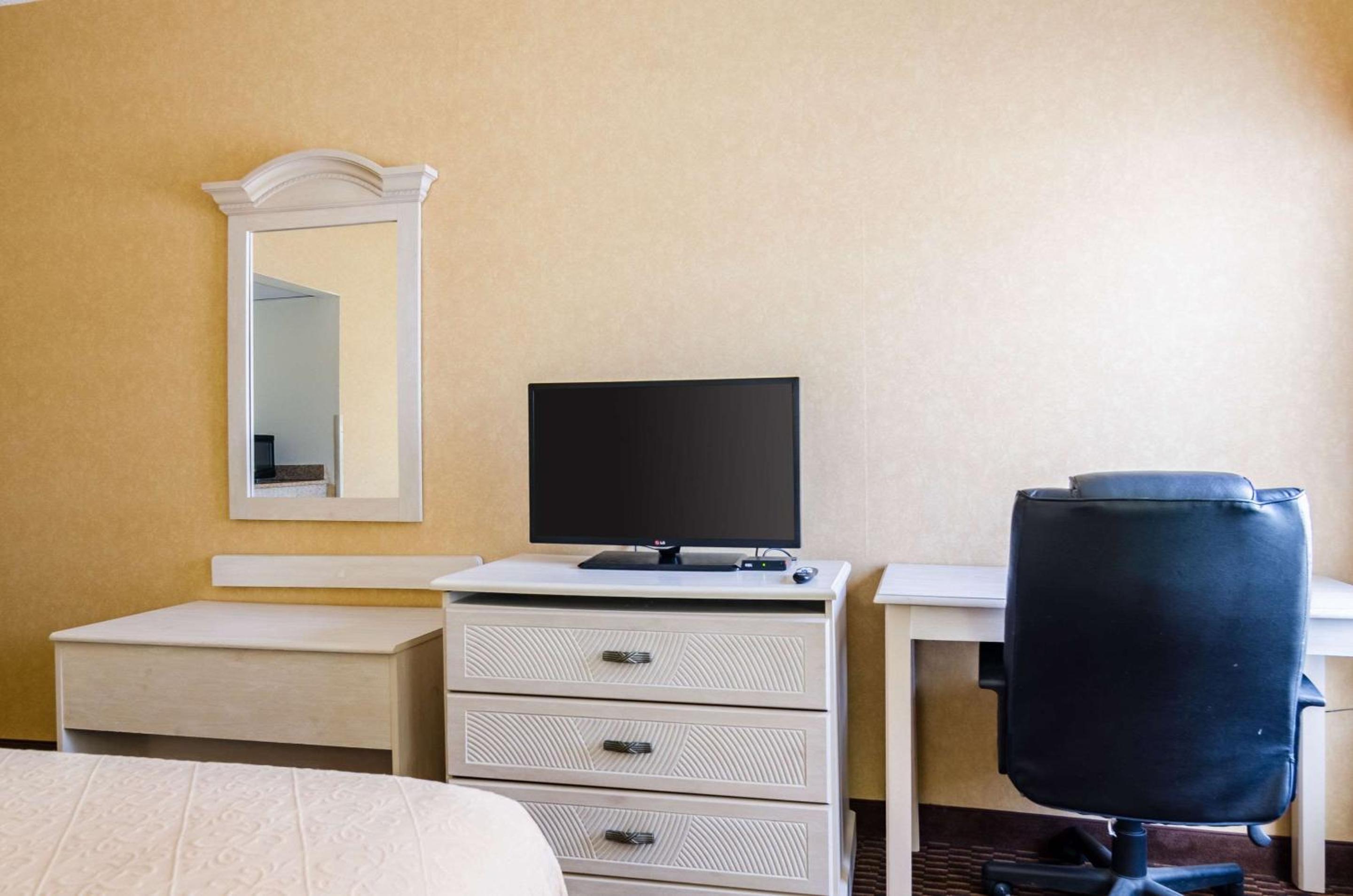 King Suite with Whirlpool - Non-Smoking photo 3
