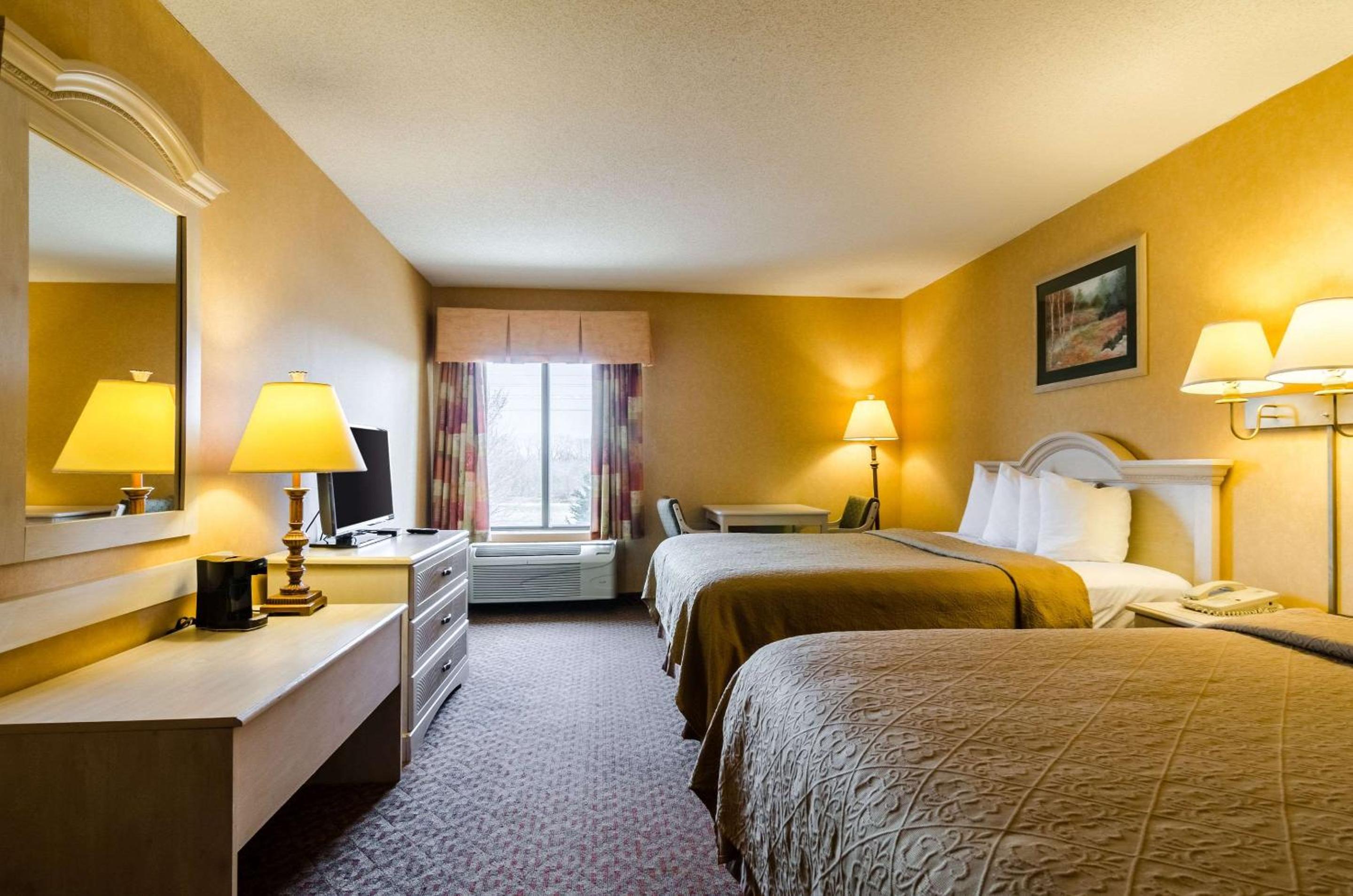 Queen Room with Two Queen Beds - Non-Smoking photo 2