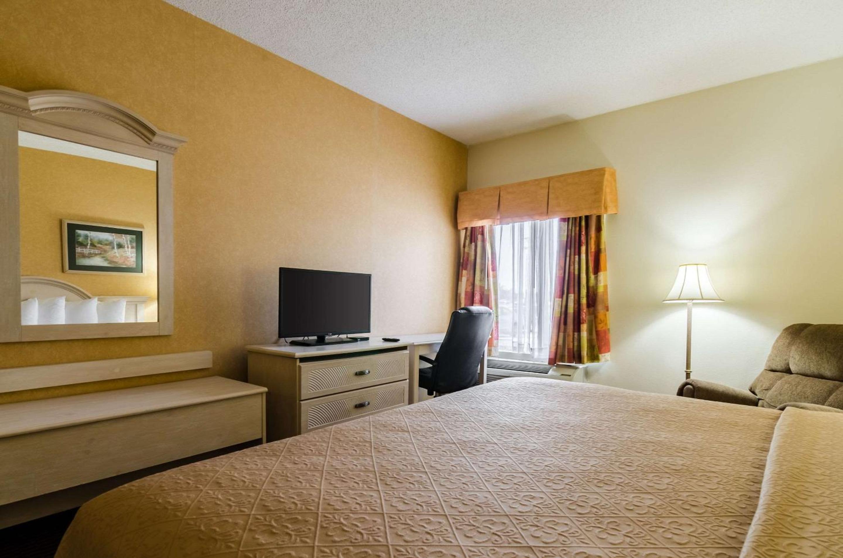 King Suite with Whirlpool - Non-Smoking photo 2