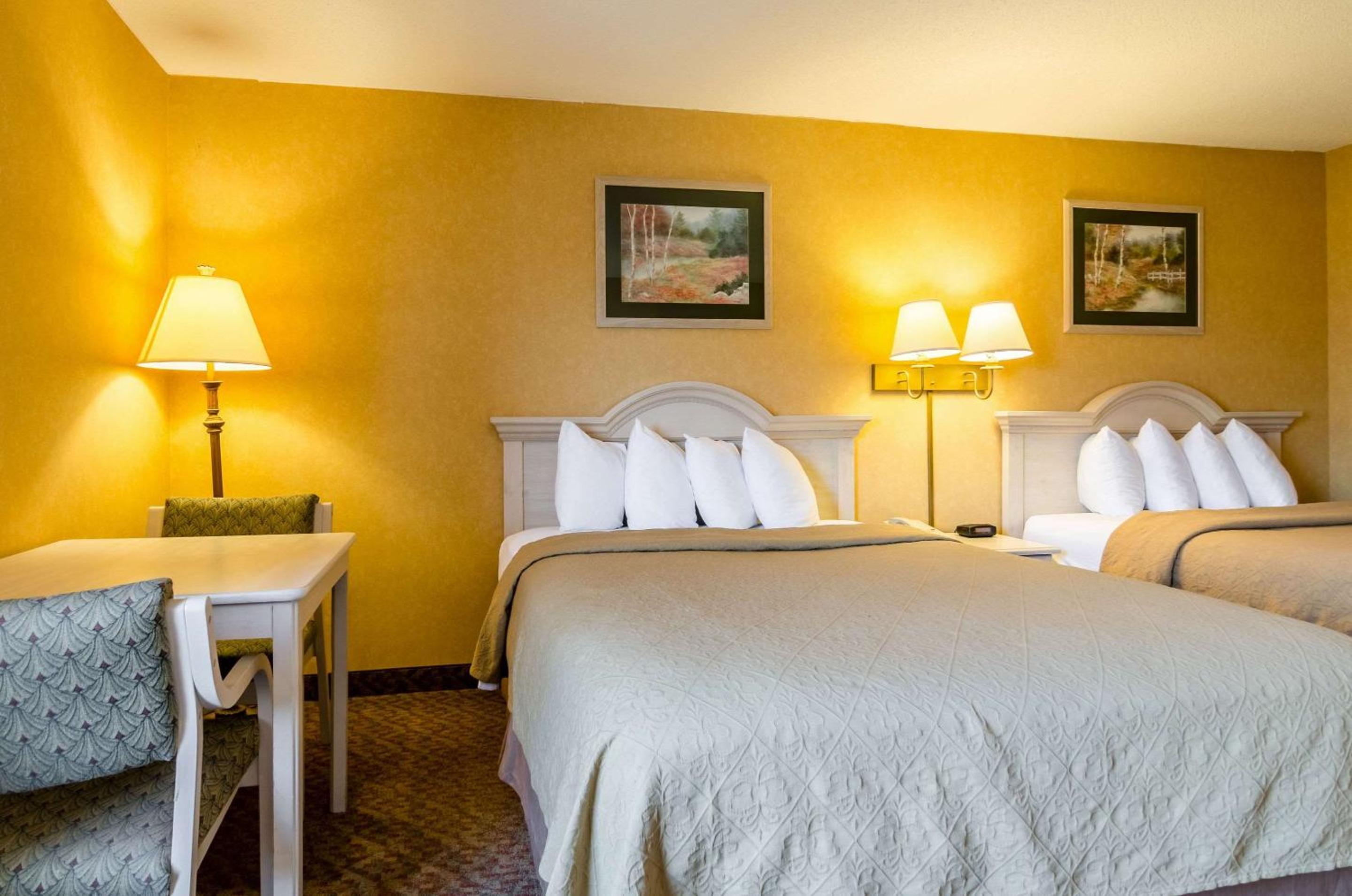 Queen Room with Two Queen Beds - Non-Smoking photo 3