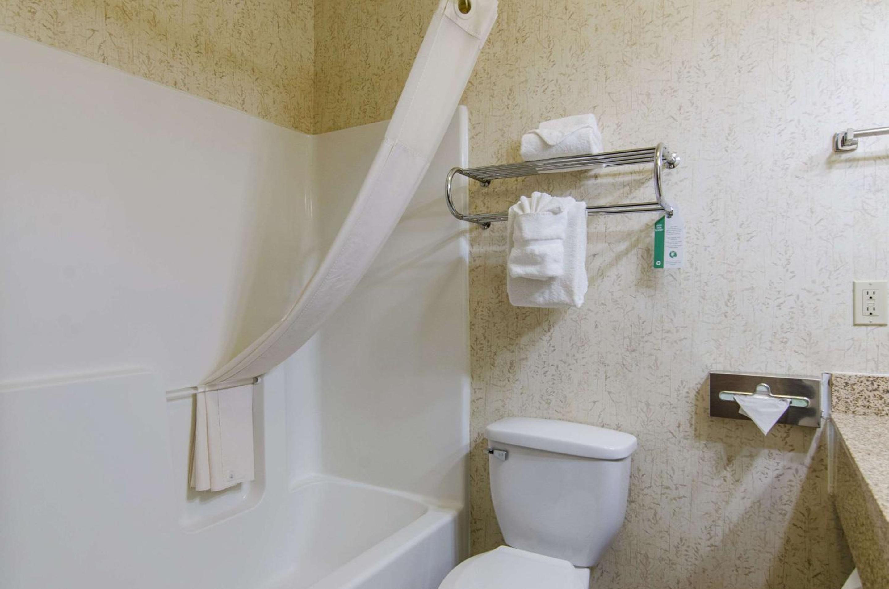 King Room - Non-Smoking - Photo 2