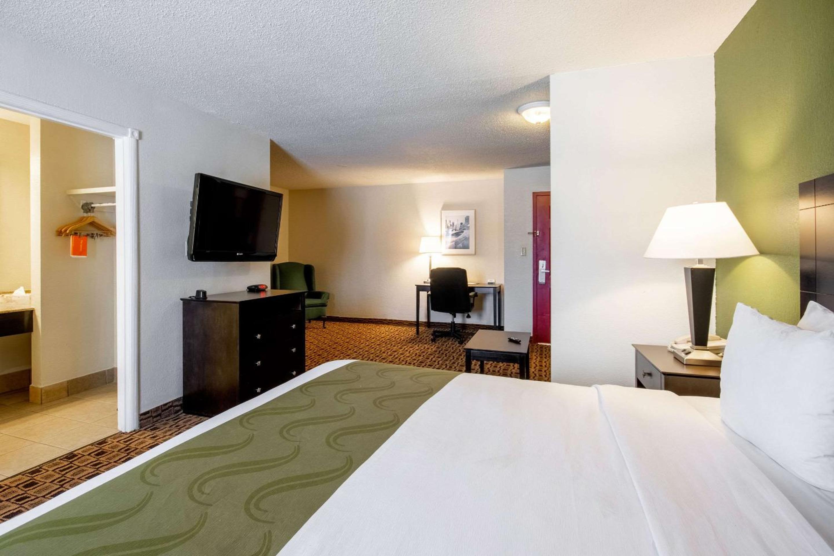 King Suite - Disability Access/Non-Smoking - Photo 6