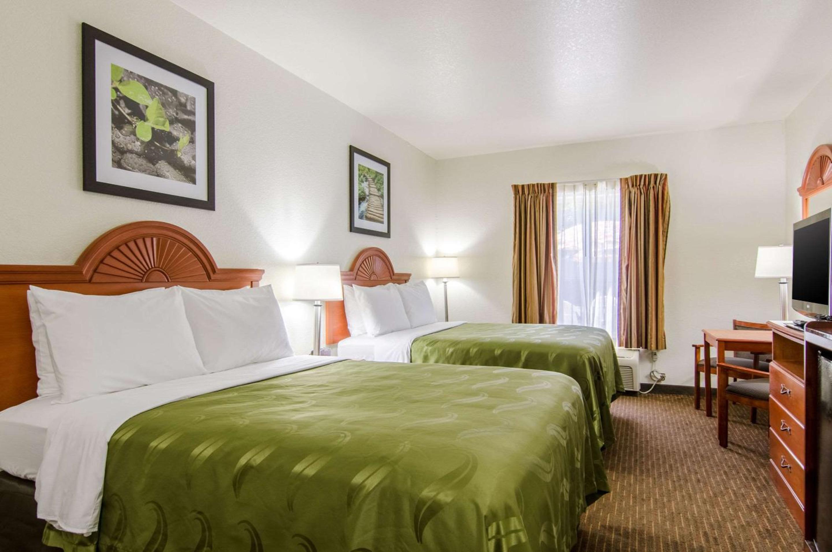 Queen Room with Two Queen Beds - Non-Smoking - Photo 2