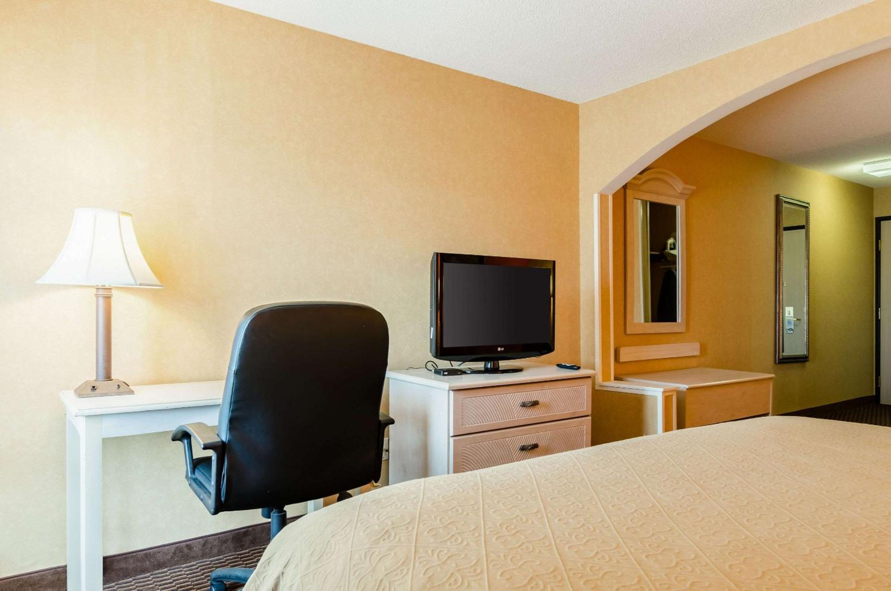 King Suite - Non-Smoking photo 3
