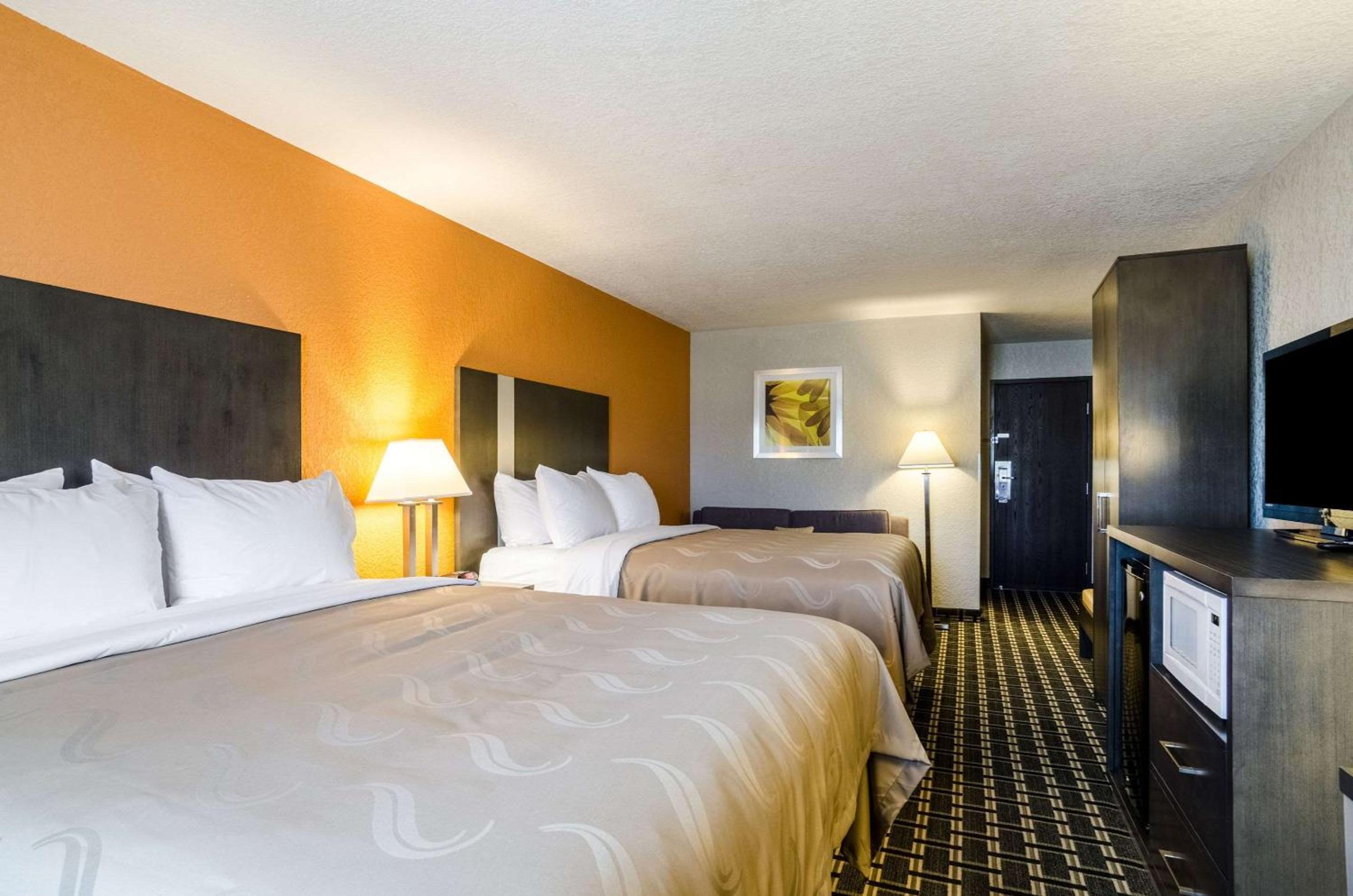 Queen Room with Two Queen Beds - Non-Smoking - Photo 3