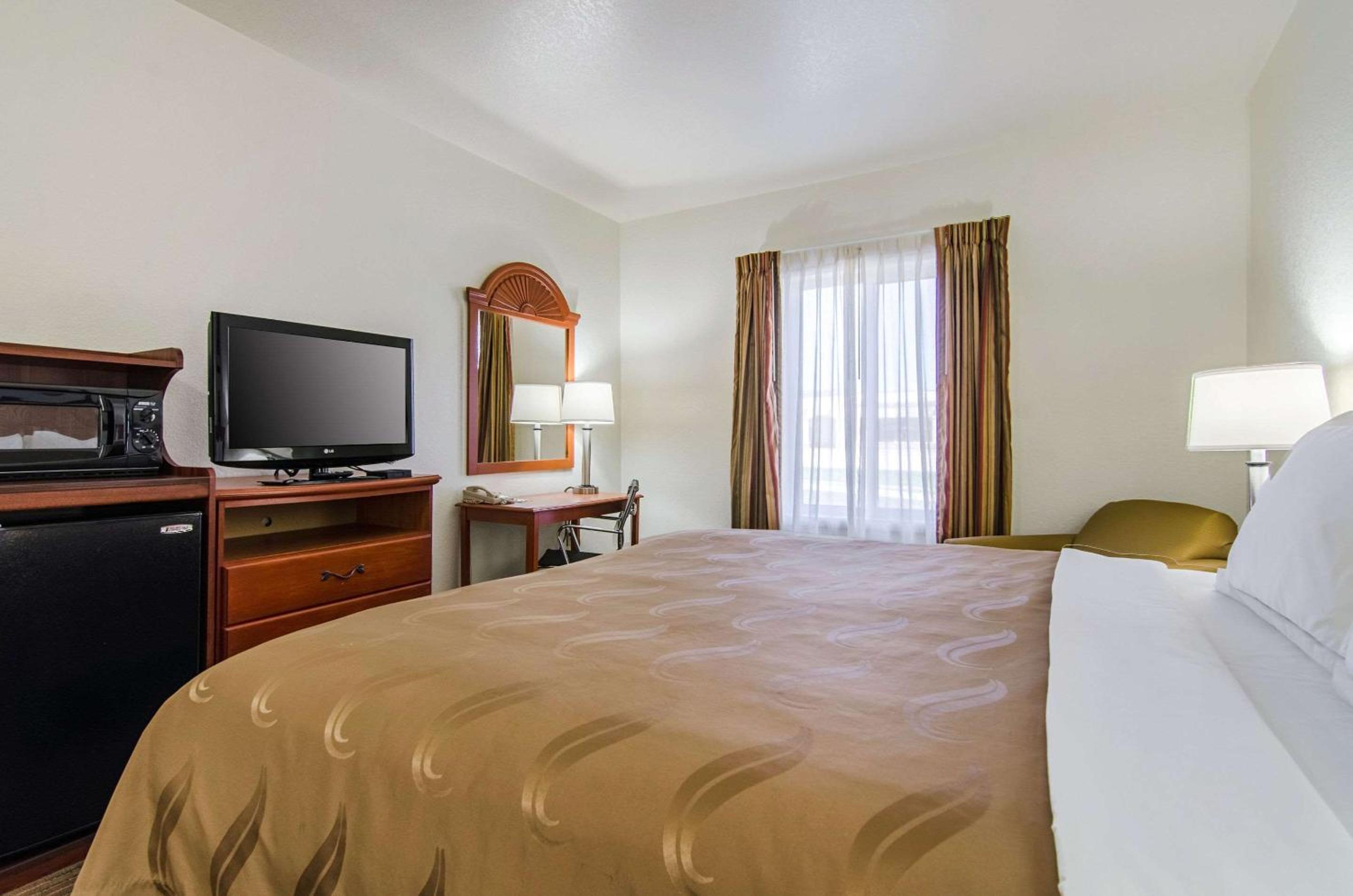 King Room - Non-Smoking - Photo 3