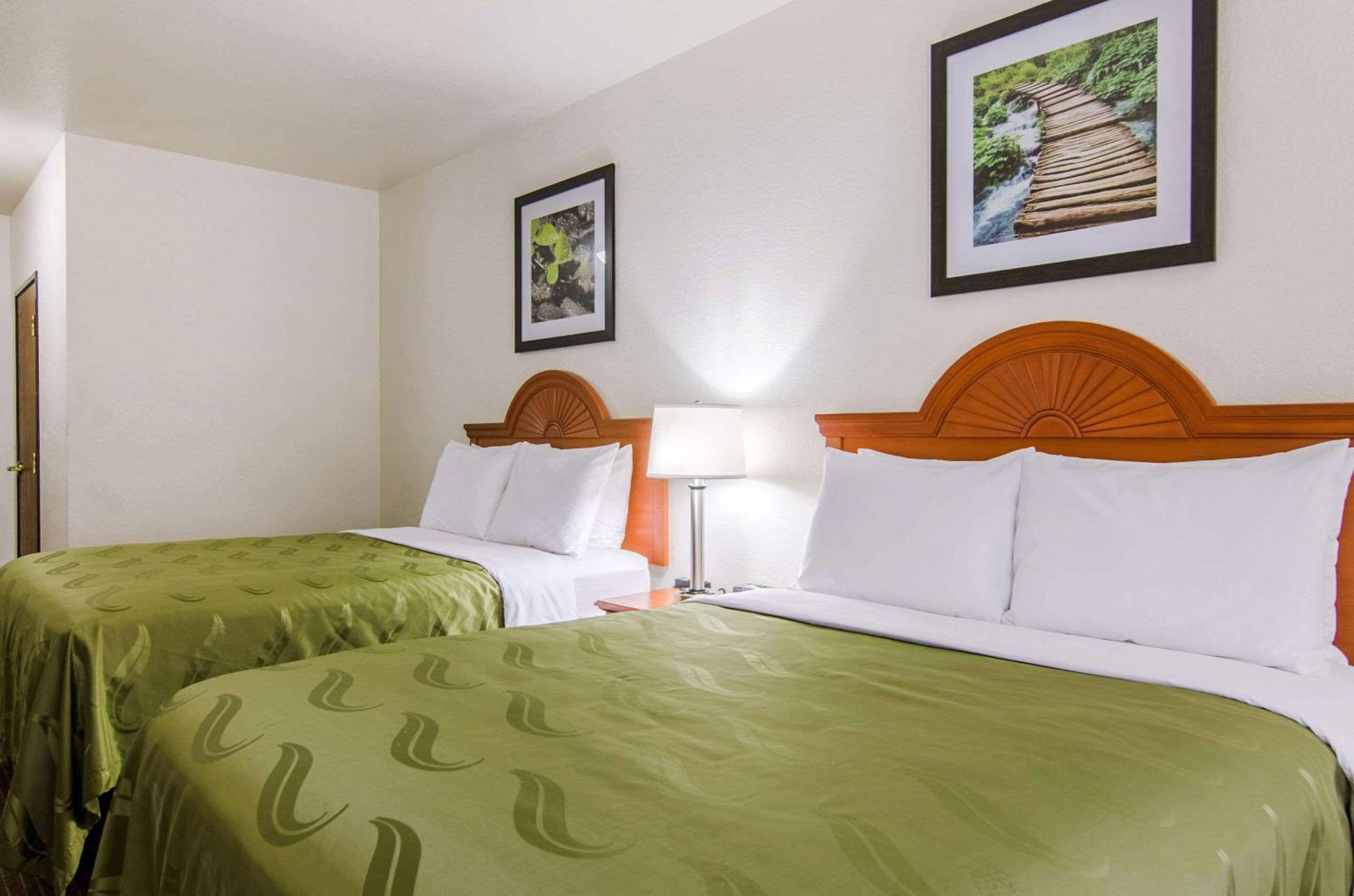 Queen Room with Two Queen Beds - Non-Smoking - Photo 4